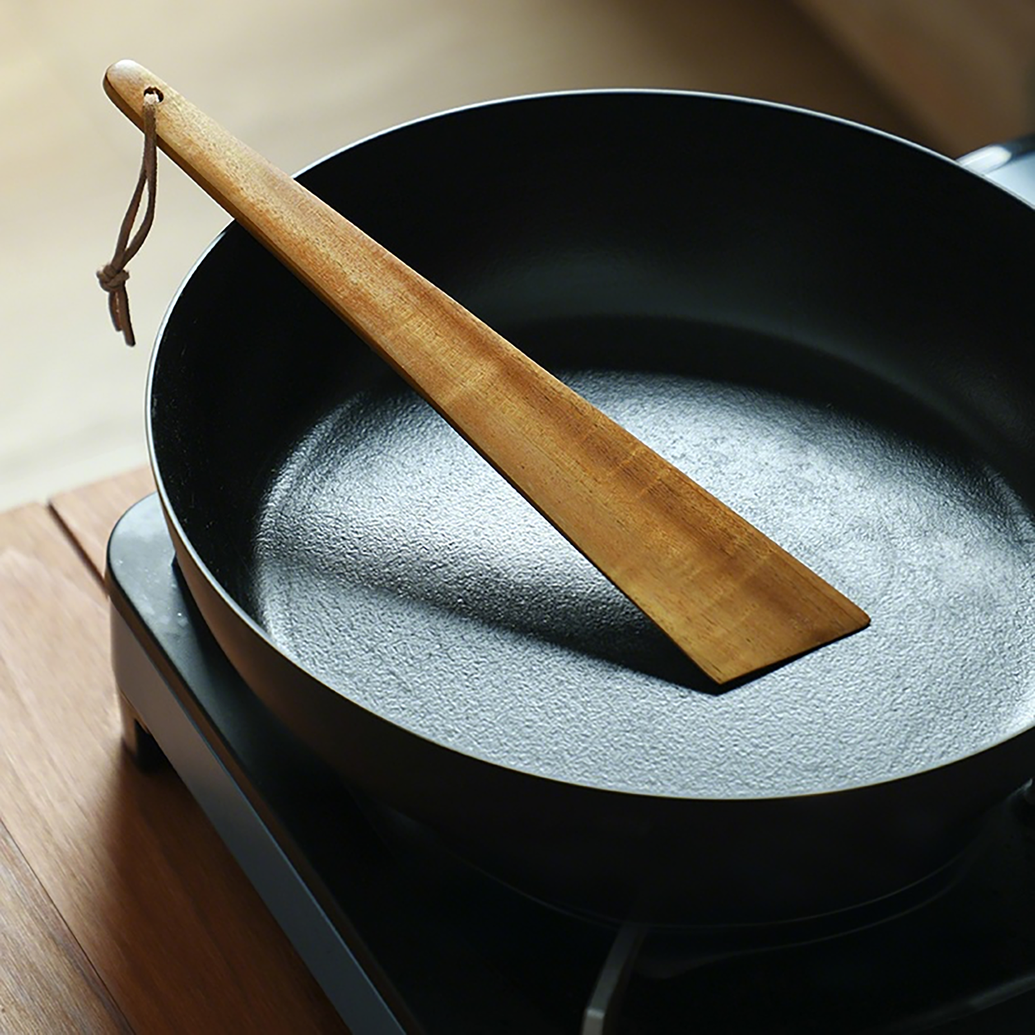 Spatule plate triangulaire en bois de teck