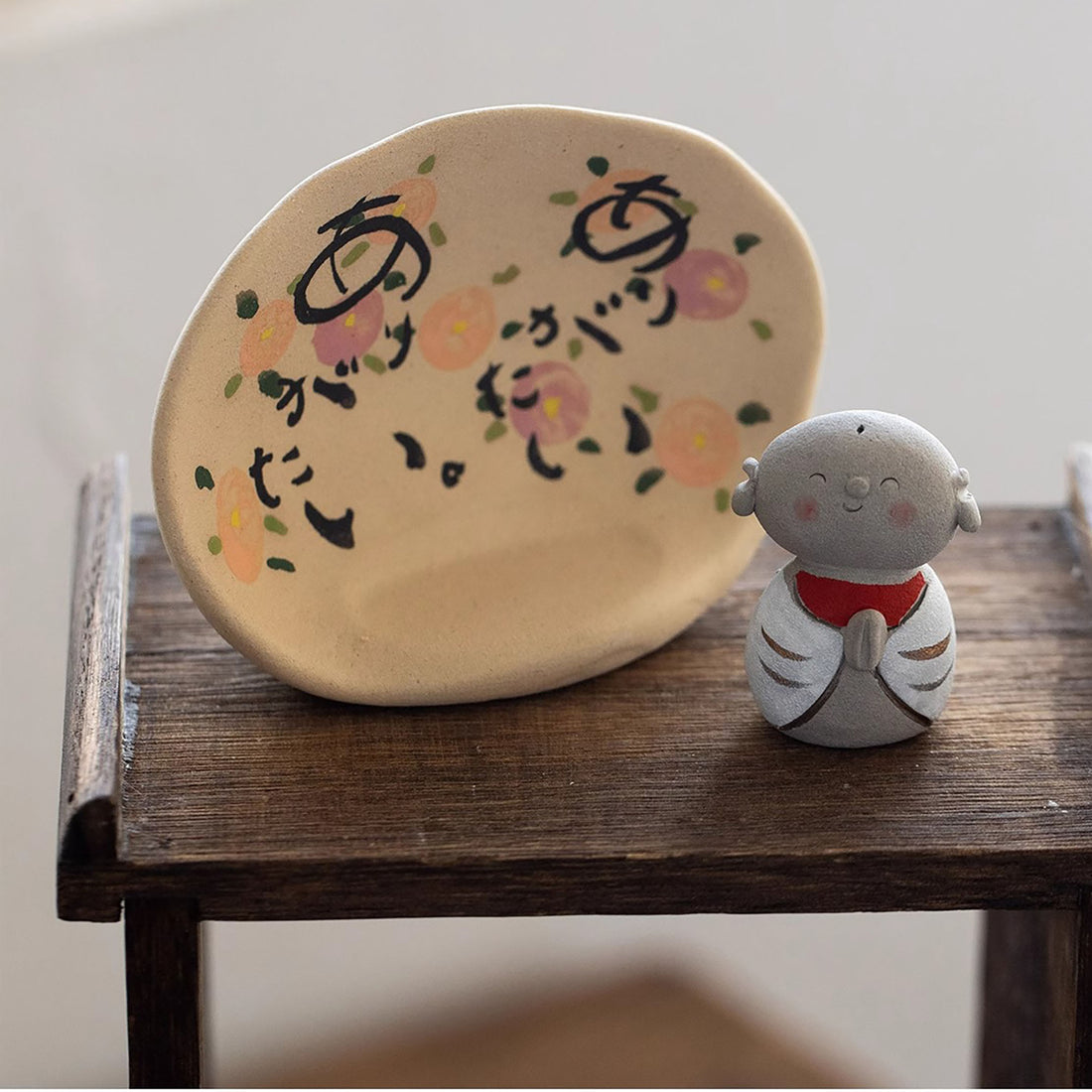 Objet décoratif Jizō en céramique Mino-yaki avec Maison de prière apaisante