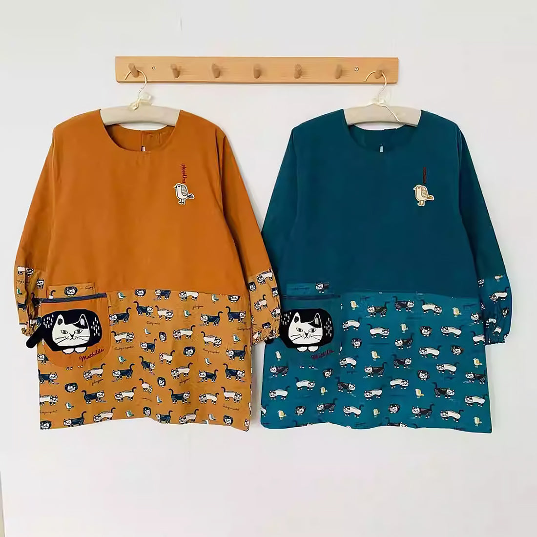 Tablier Kusuguru long à manches avec motif chat