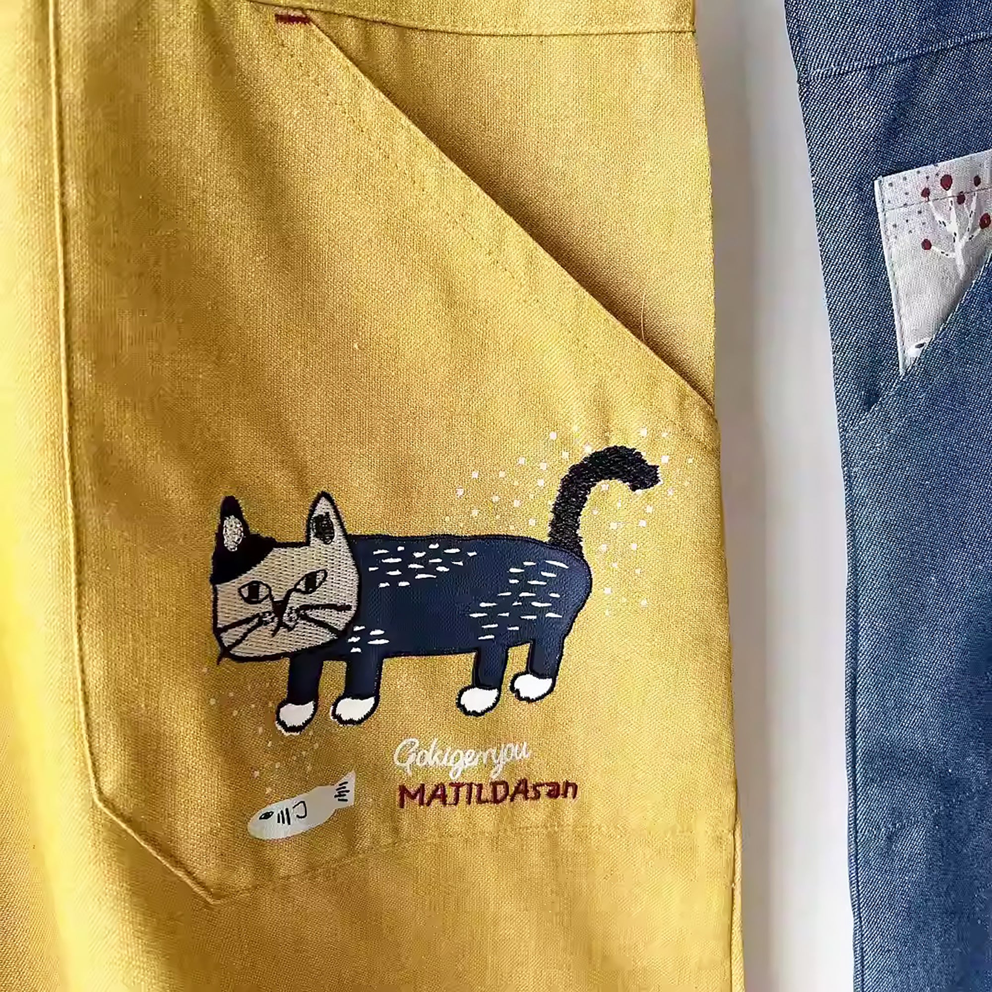 Tablier Kusuguru avec motif chat