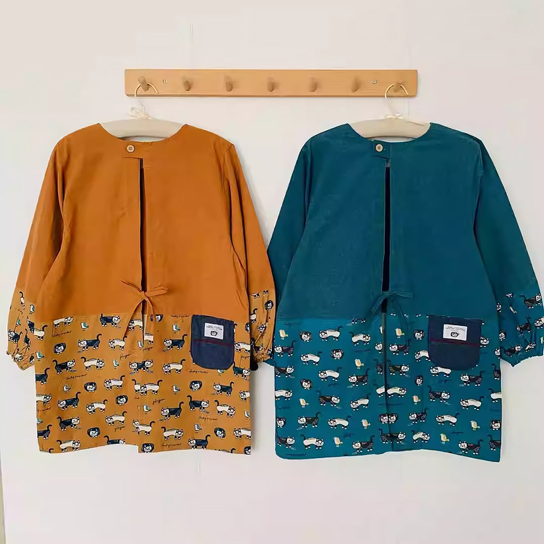 Tablier Kusuguru long à manches avec motif chat