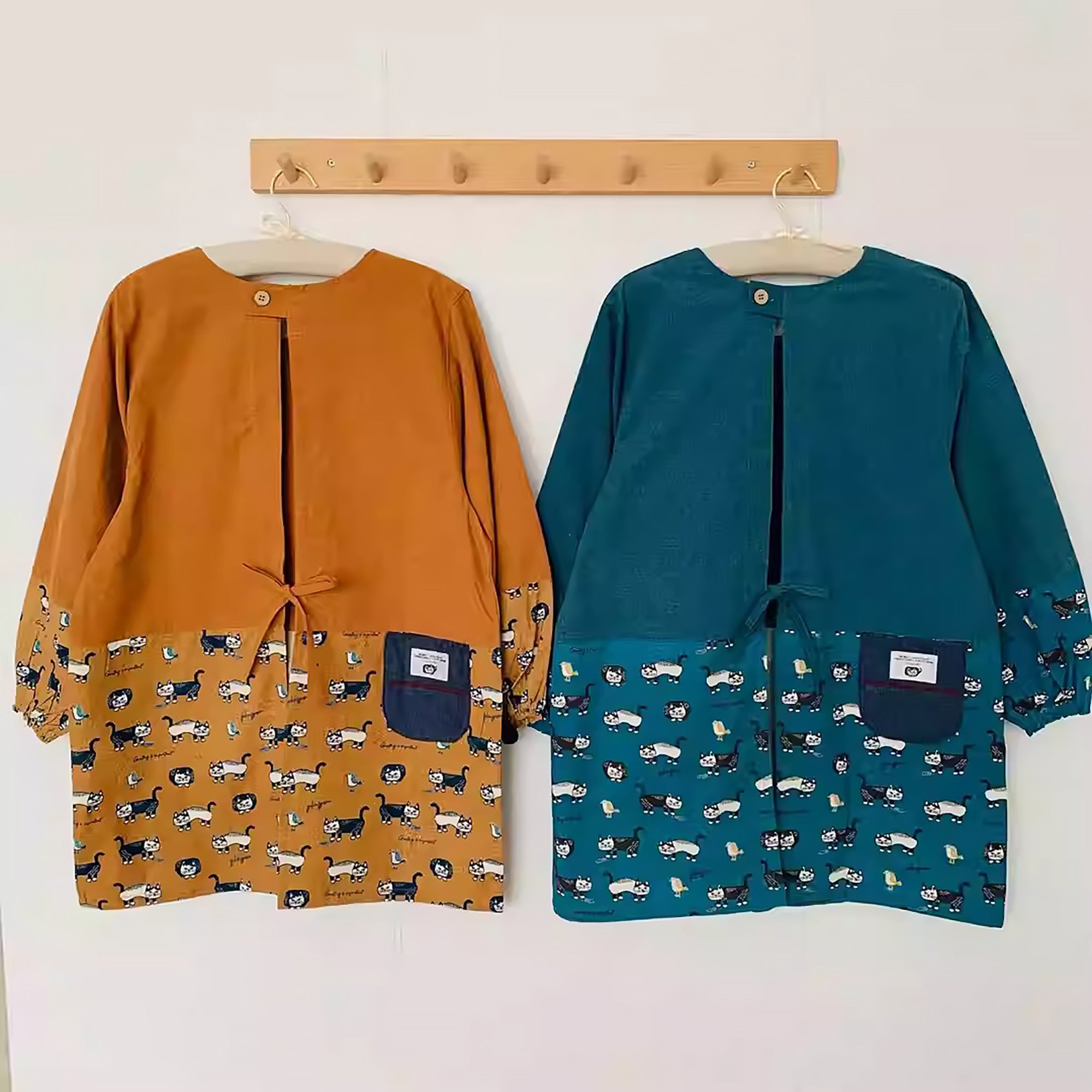 Tablier Kusuguru long à manches avec motif chat