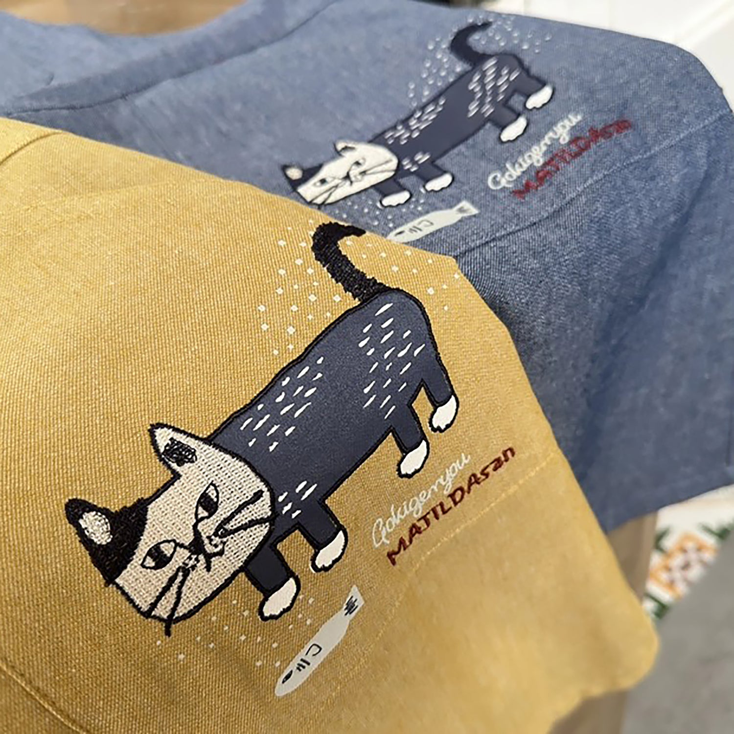 Tablier Kusuguru avec motif chat