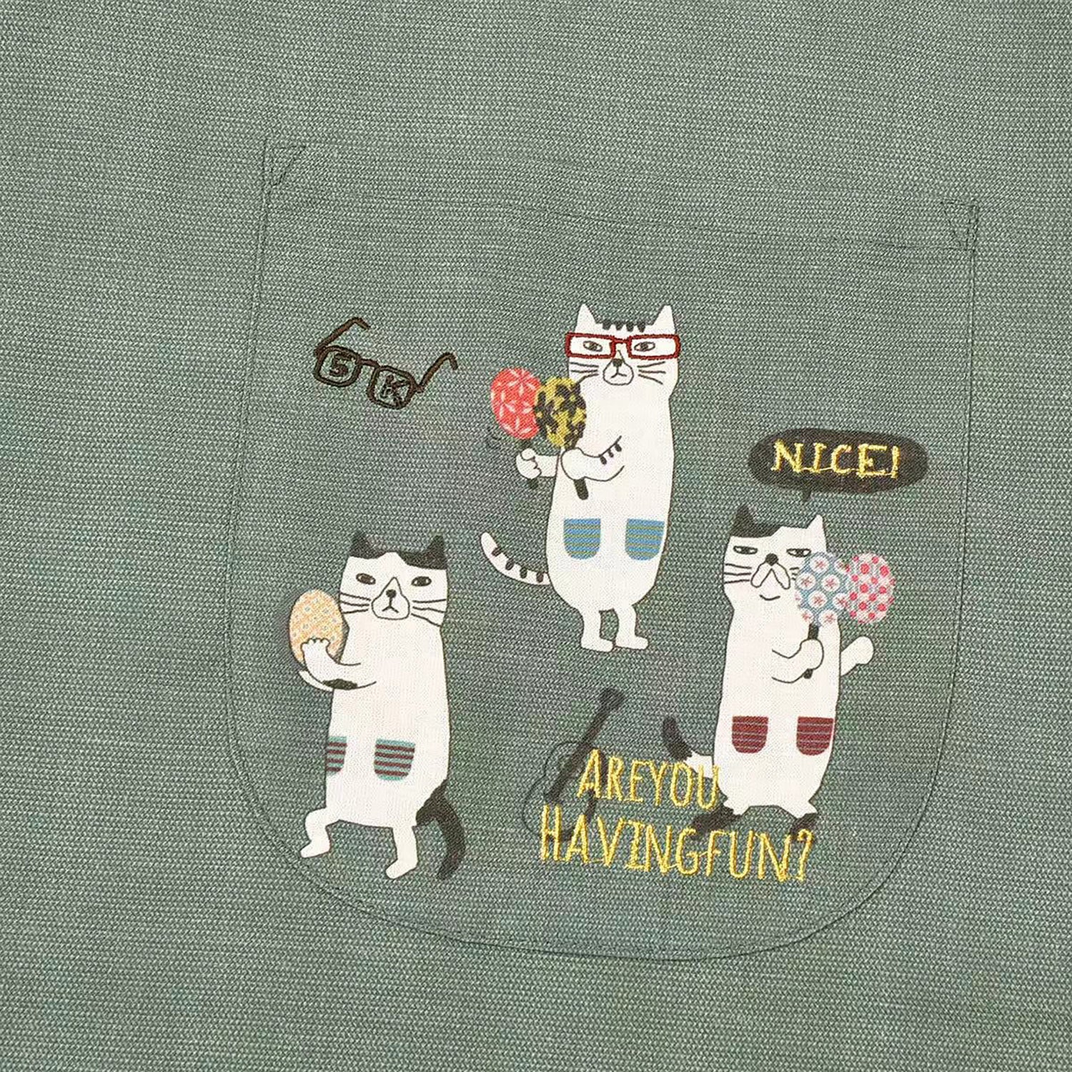 Tablier et manchette Kusuguru avec motif chat brodé