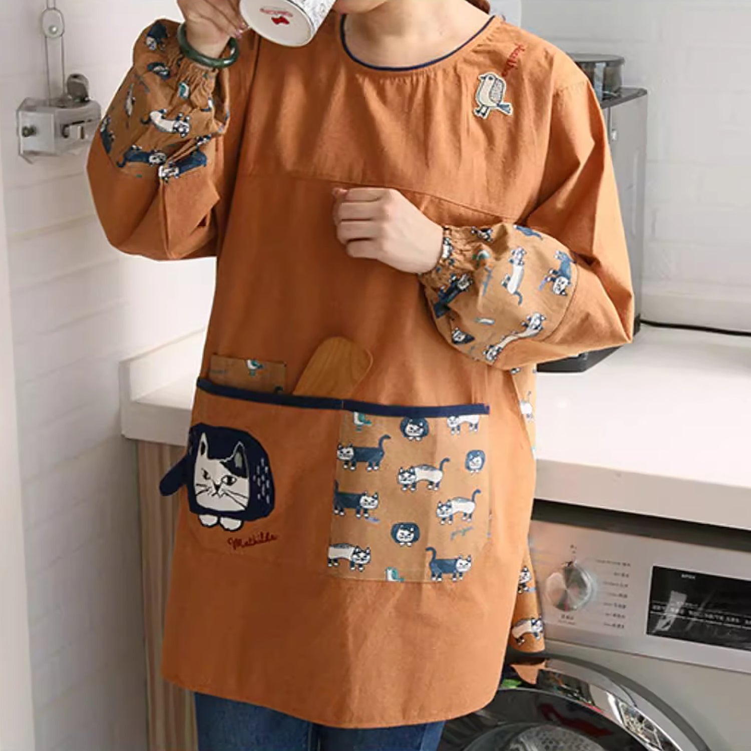 Tablier Kusuguru long à manches avec motif chat