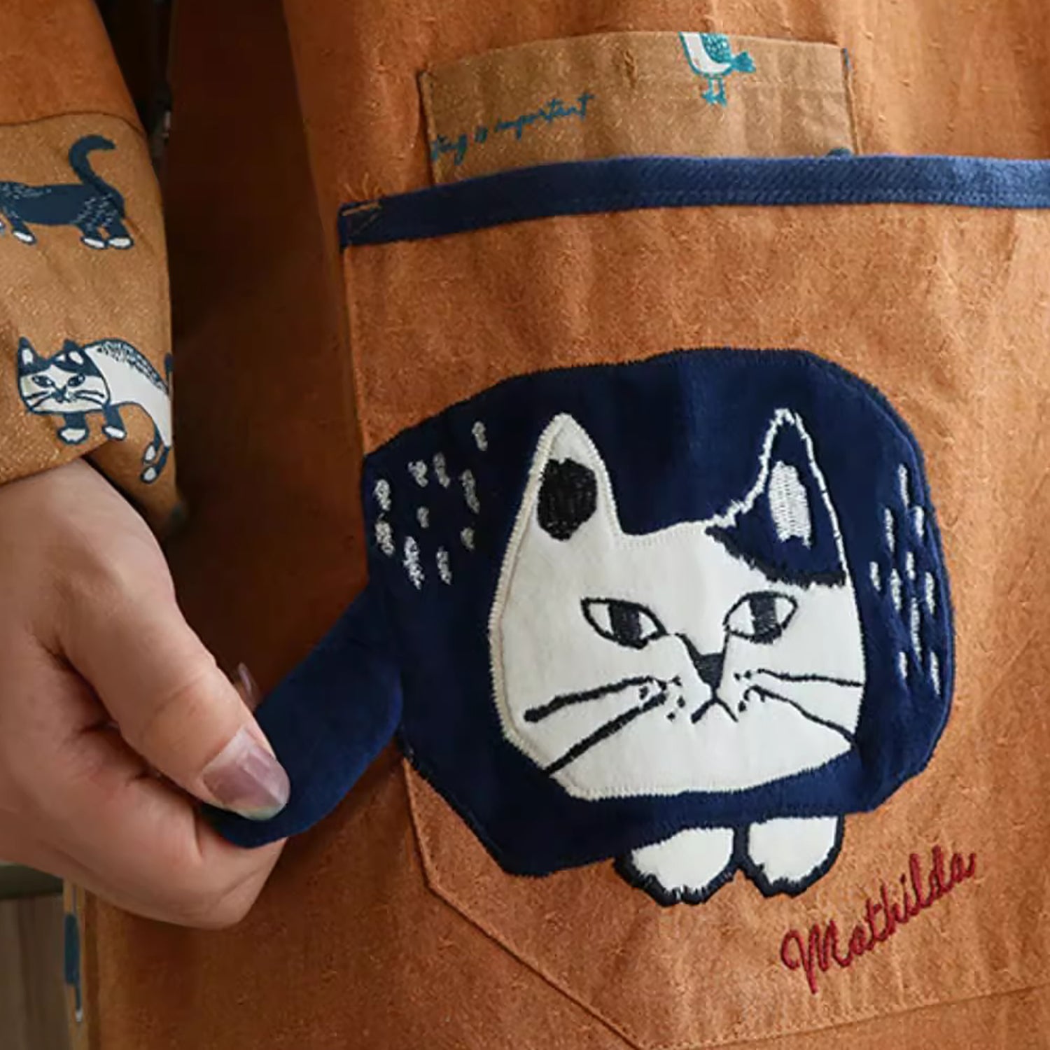 Tablier Kusuguru long à manches avec motif chat