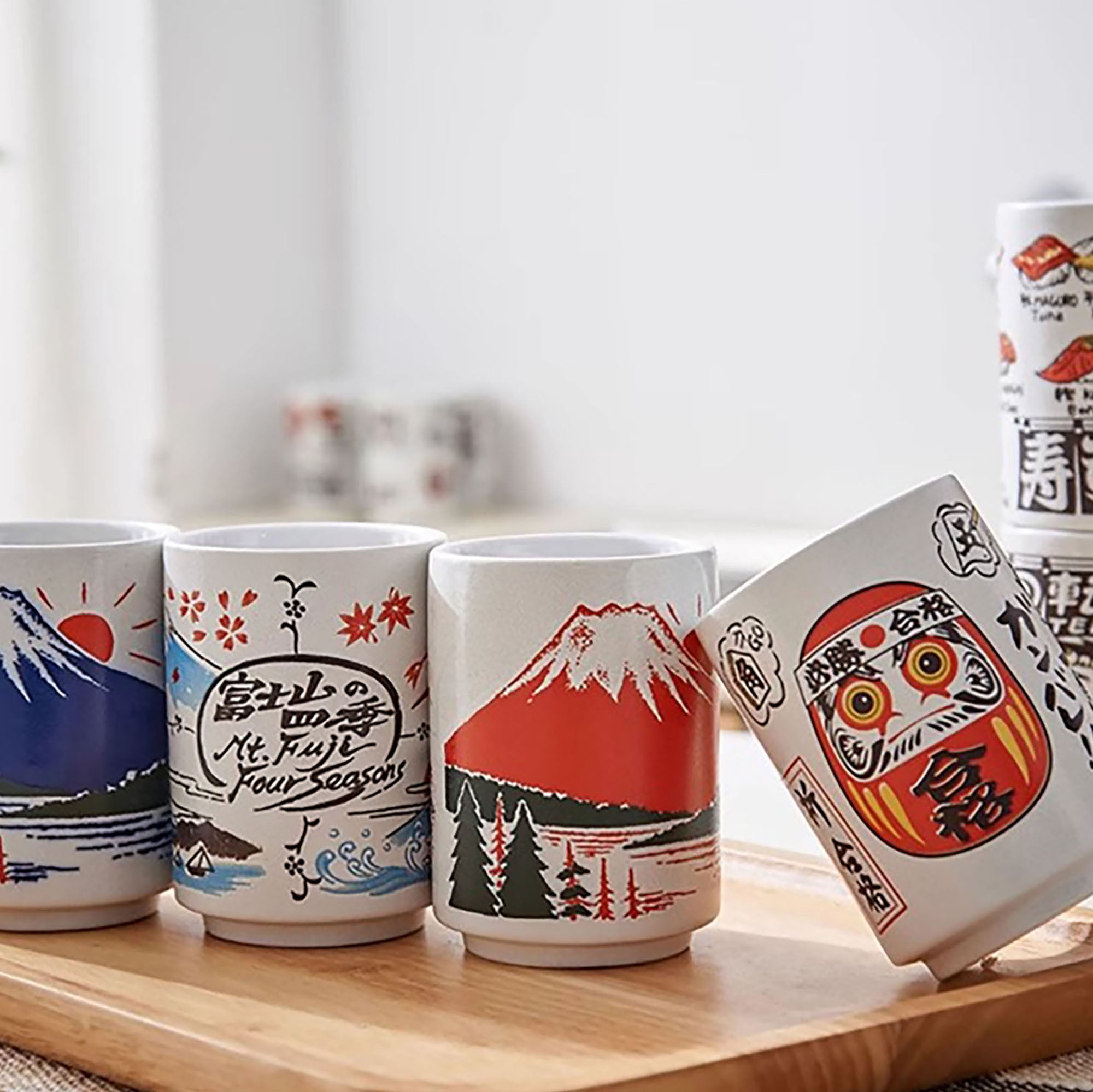 Keramiktasse mit japanischen Kultur- und Gastronomiemotiven