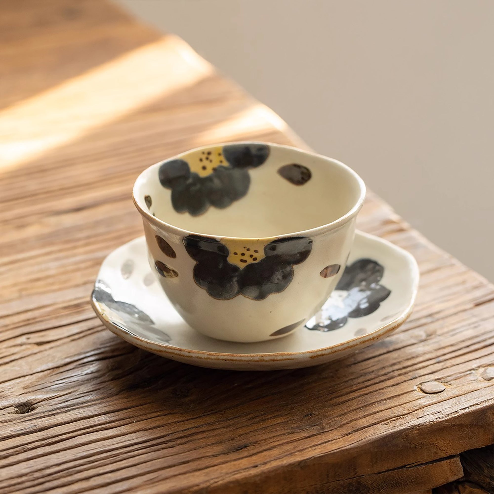 Tasse et soucoupe en grès Tokoname  avec Motif floral