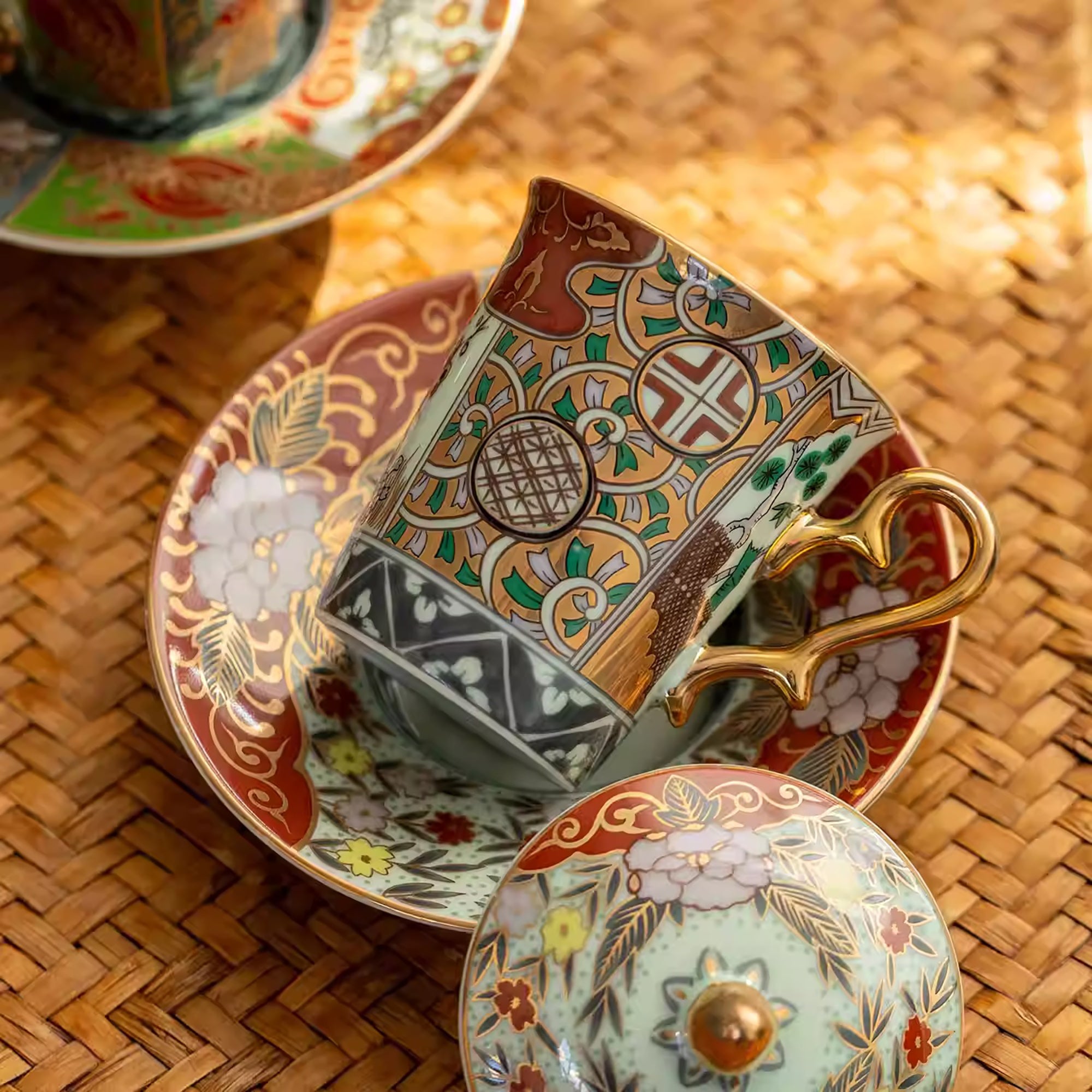 Tasse Aritayaki style Rinkuro décor impérial doré