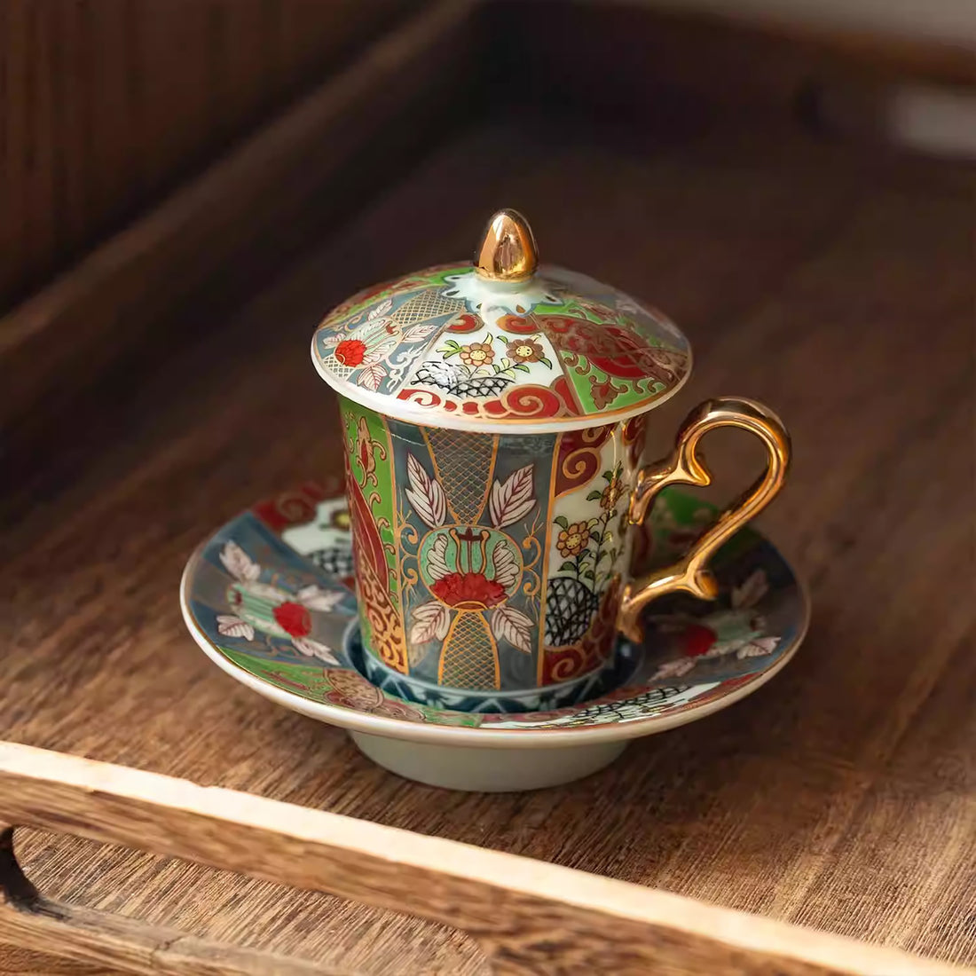 Tasse Aritayaki style Rinkuro décor impérial doré