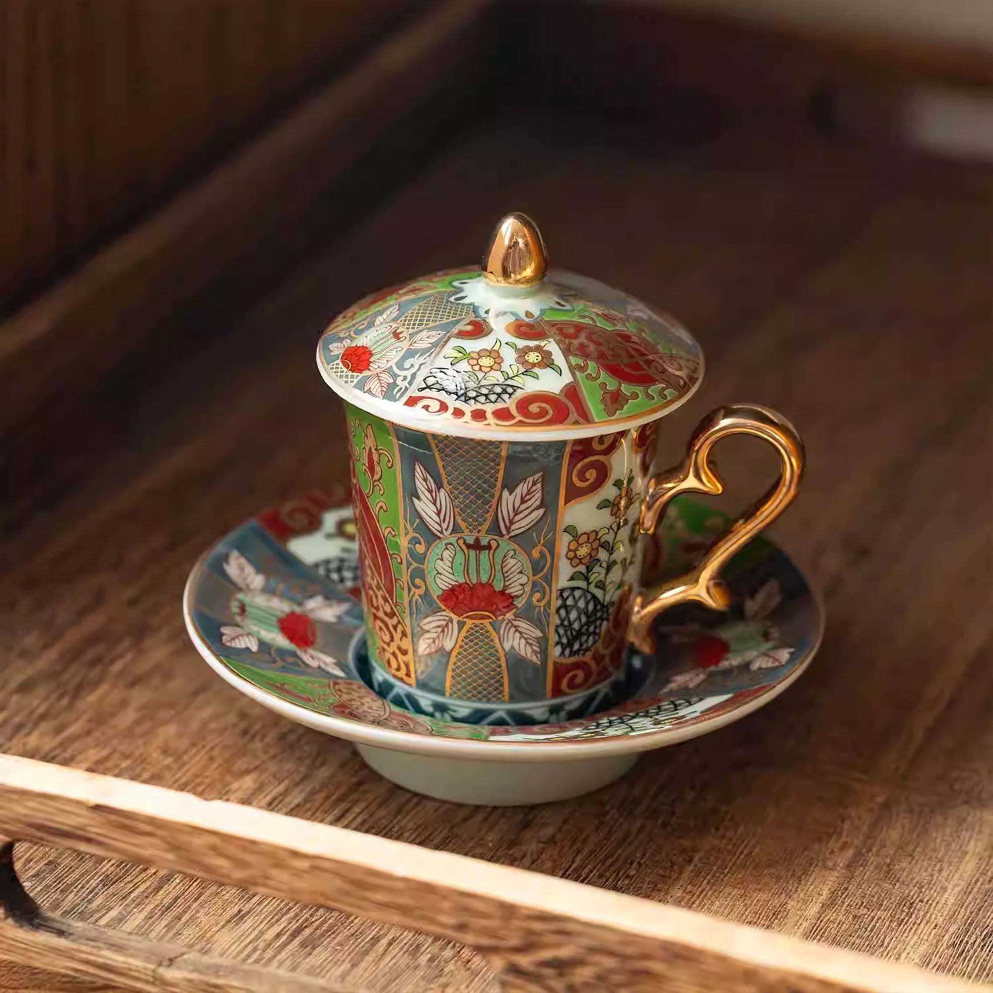 Tasse Aritayaki style Rinkuro décor impérial doré