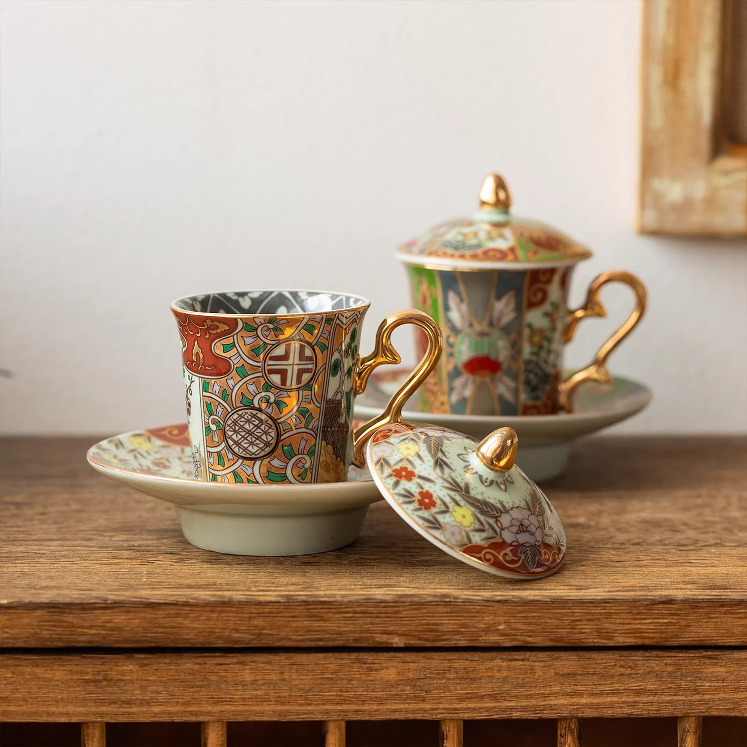 Tasse Aritayaki style Rinkuro décor impérial doré