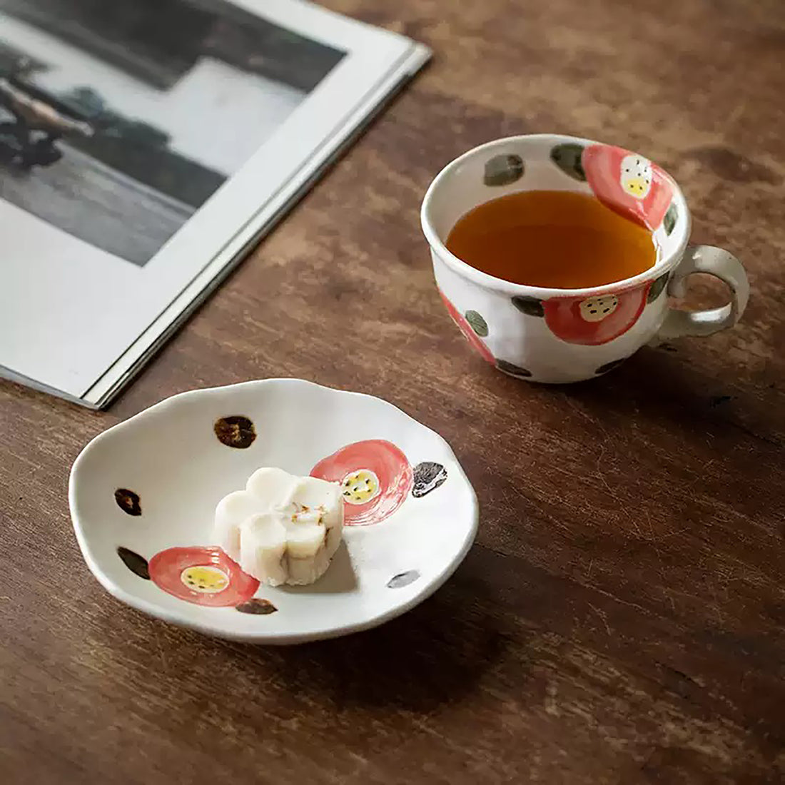 Tasse à café Tokoname-yaki motif camélia avec soucoupe