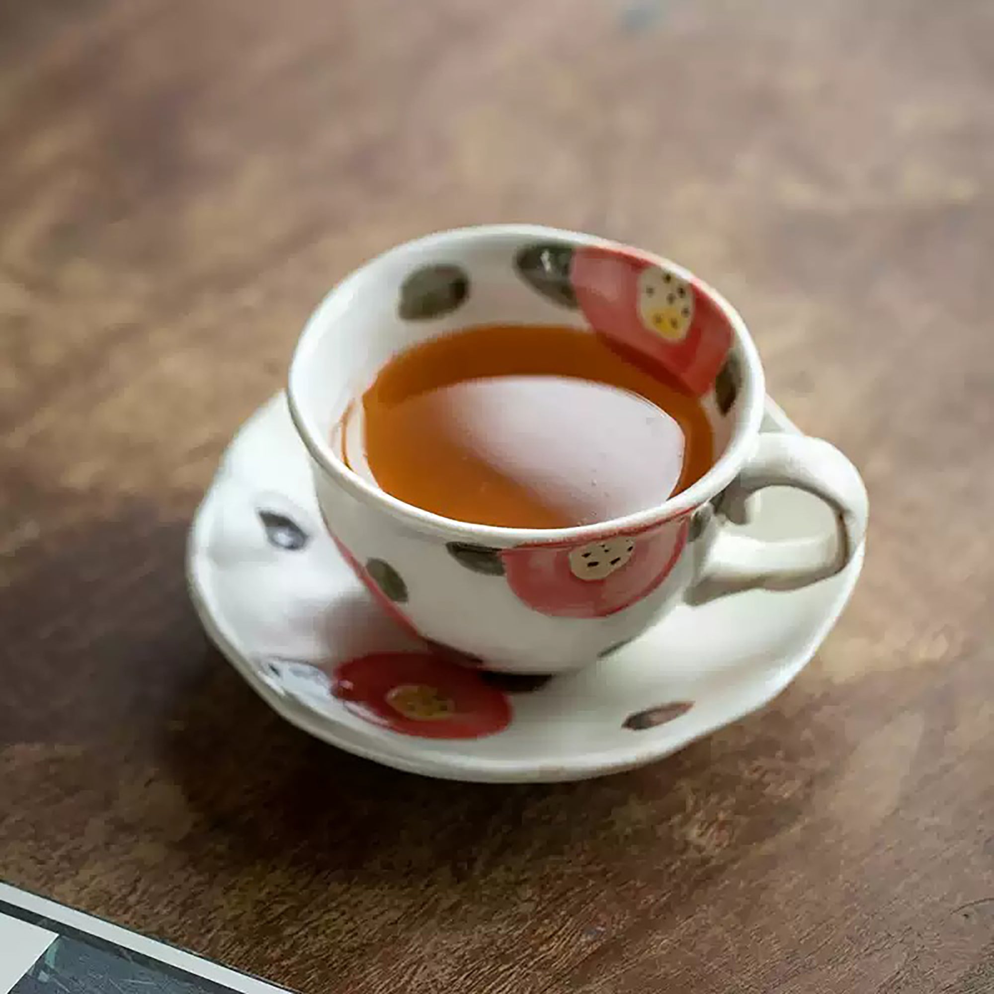 Tasse à café Tokoname-yaki motif camélia avec soucoupe