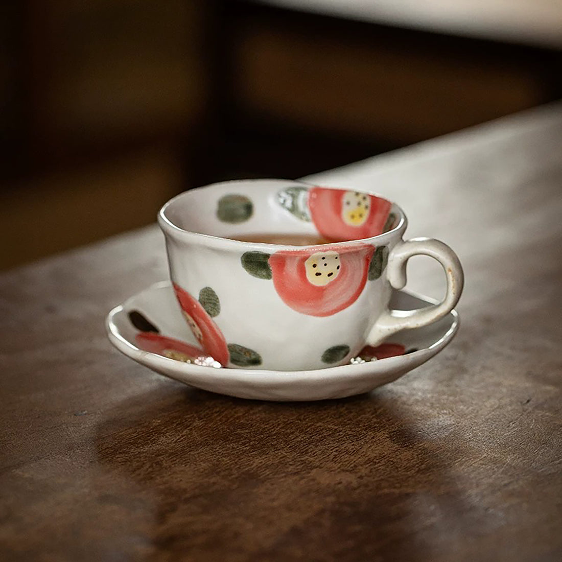 Tasse à café Tokoname-yaki motif camélia avec soucoupe