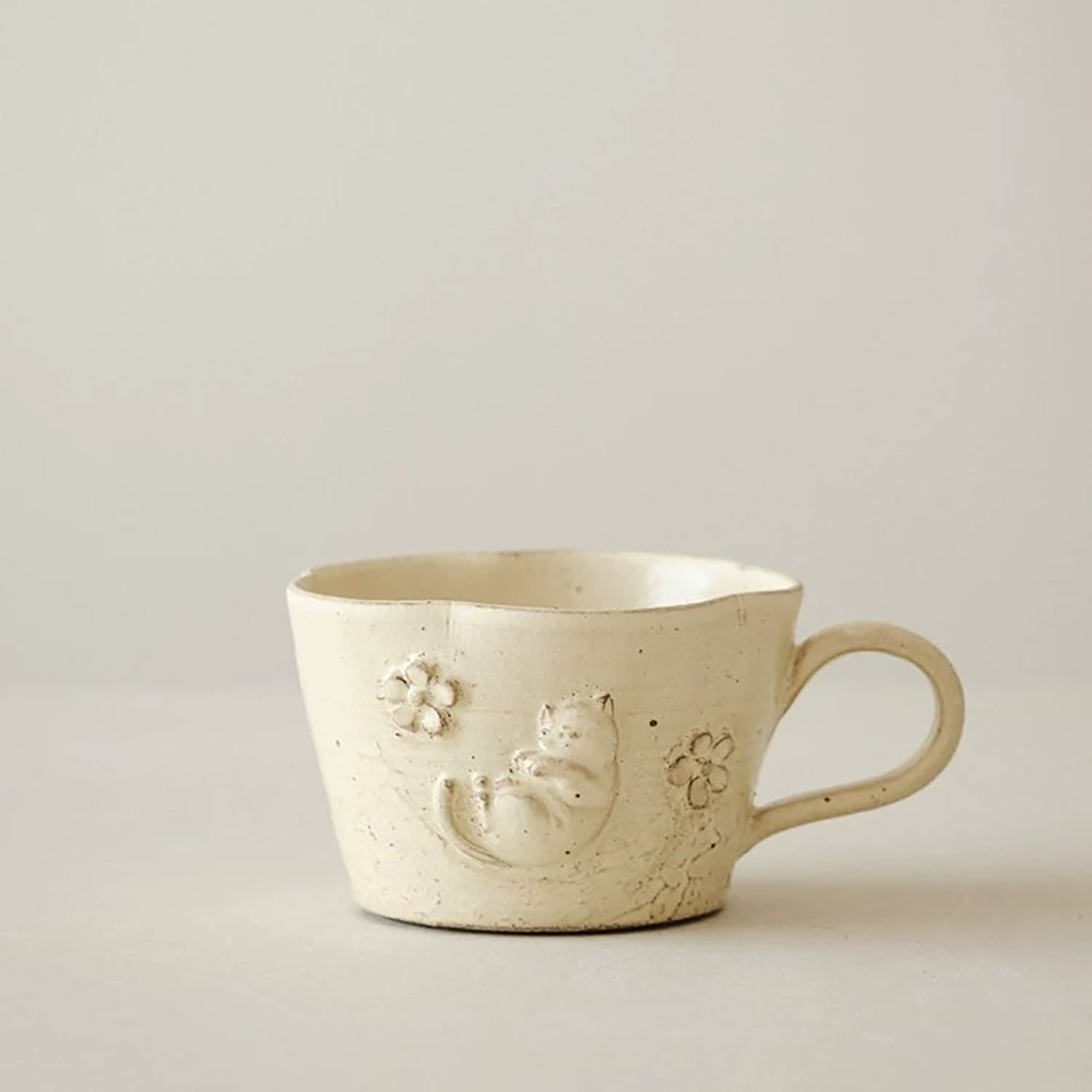 Tasse à café en céramique style Kohiki avec chat en relief fait main