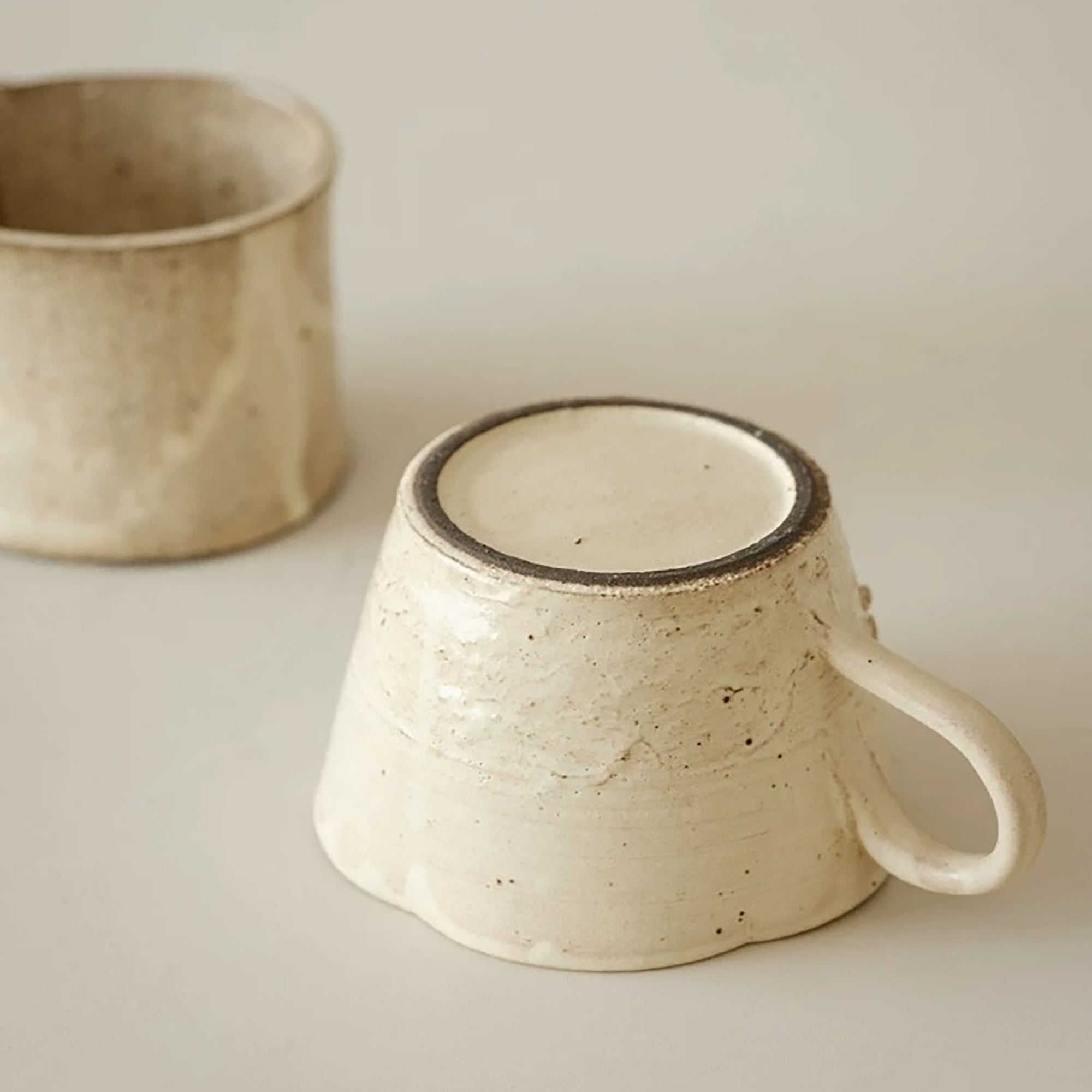 Tasse à café en céramique style Kohiki avec chat en relief fait main