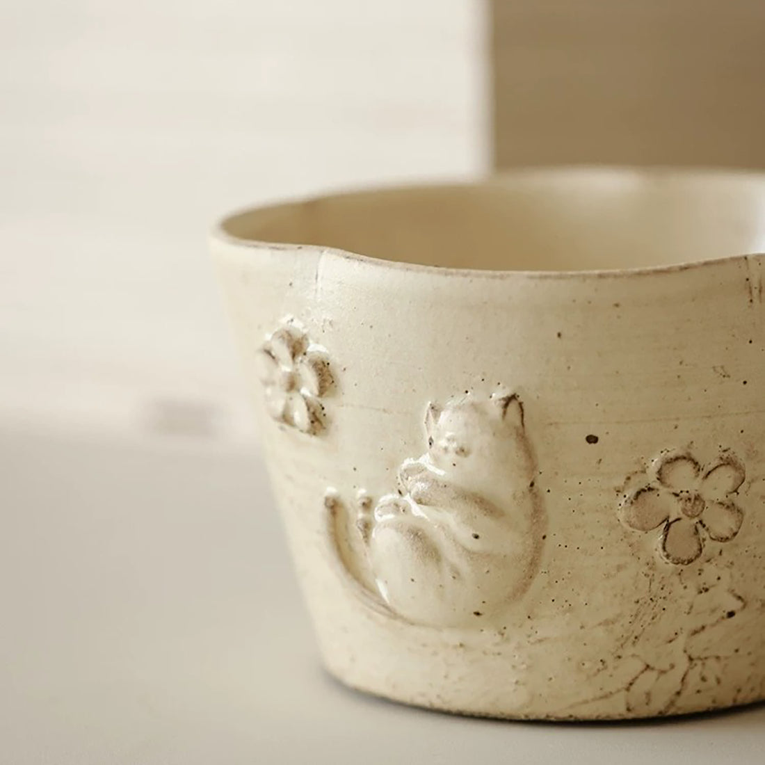 Tasse à café en céramique style Kohiki avec chat en relief fait main
