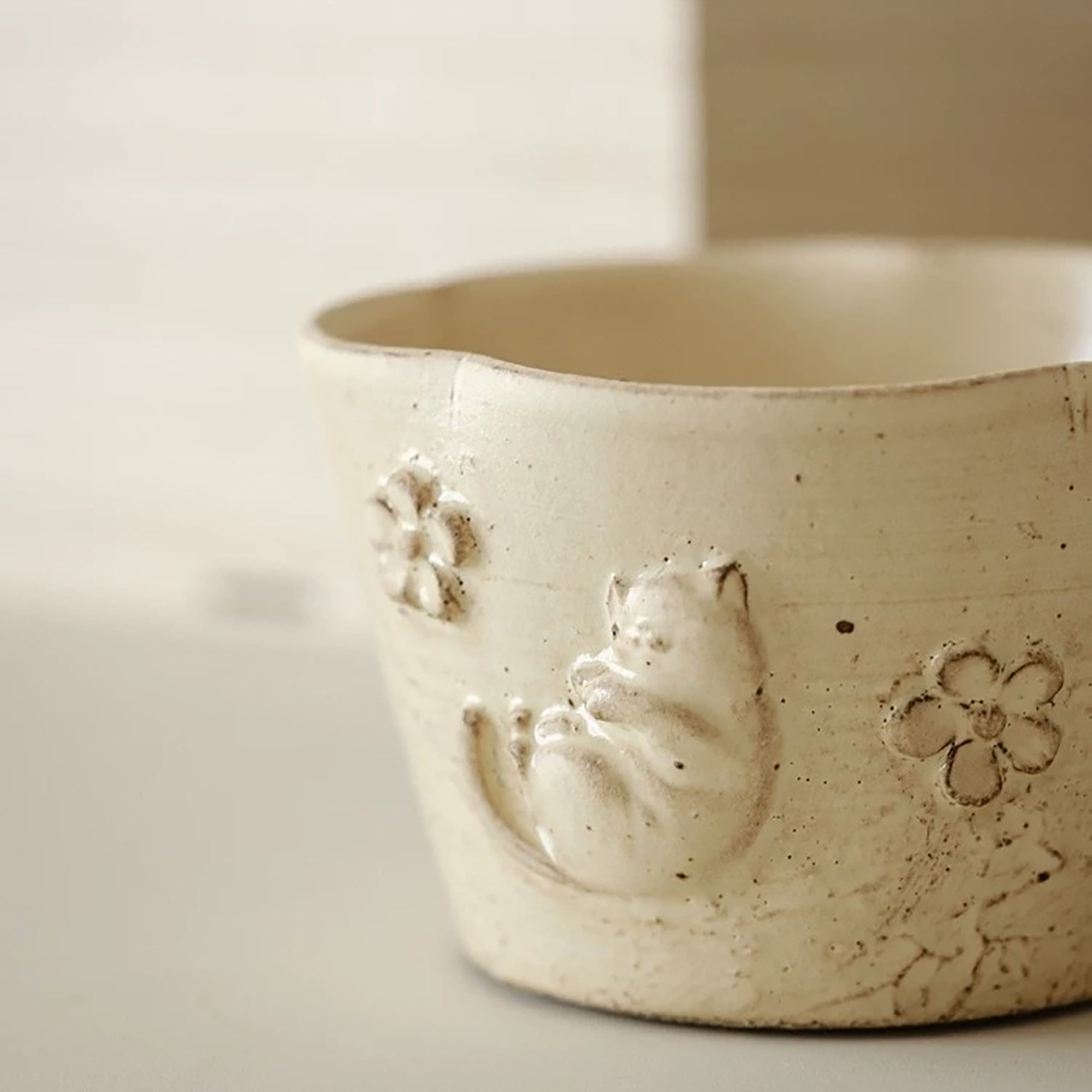 Tasse à café en céramique style Kohiki avec chat en relief fait main