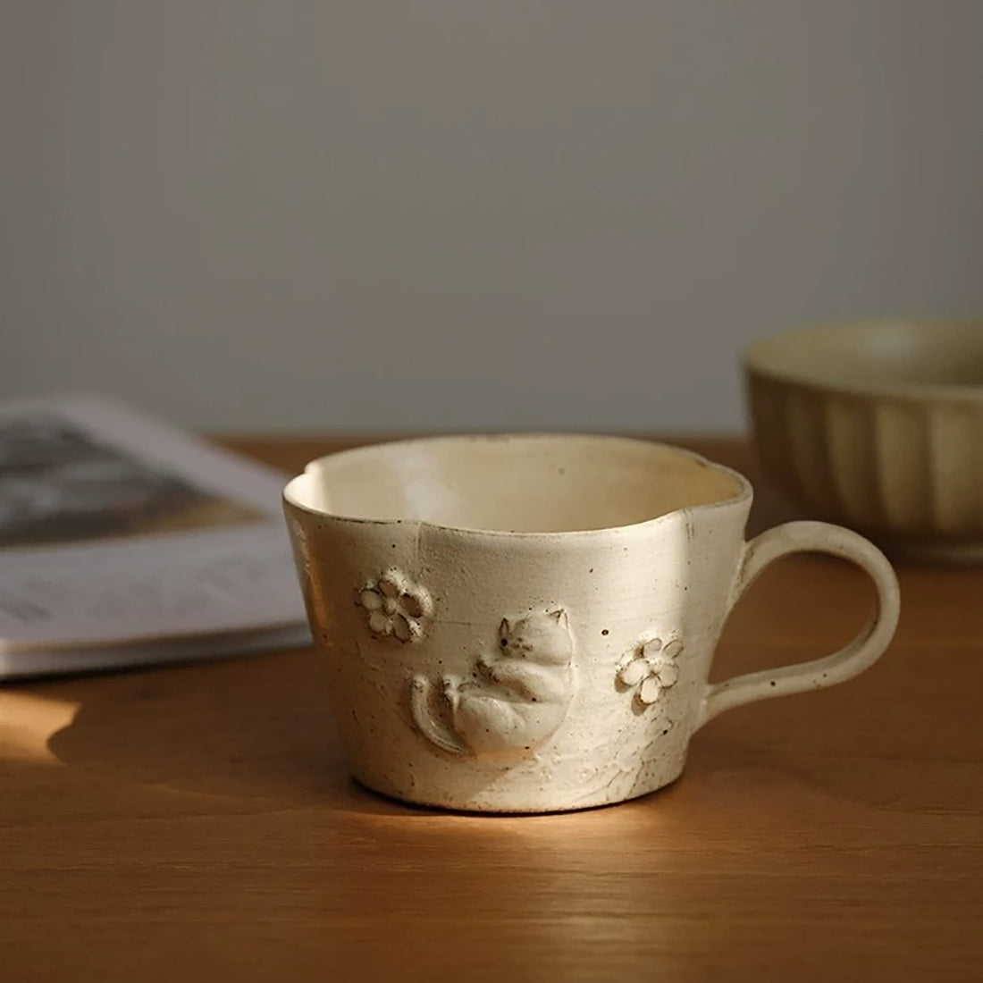 Tasse à café en céramique style Kohiki avec chat en relief fait main