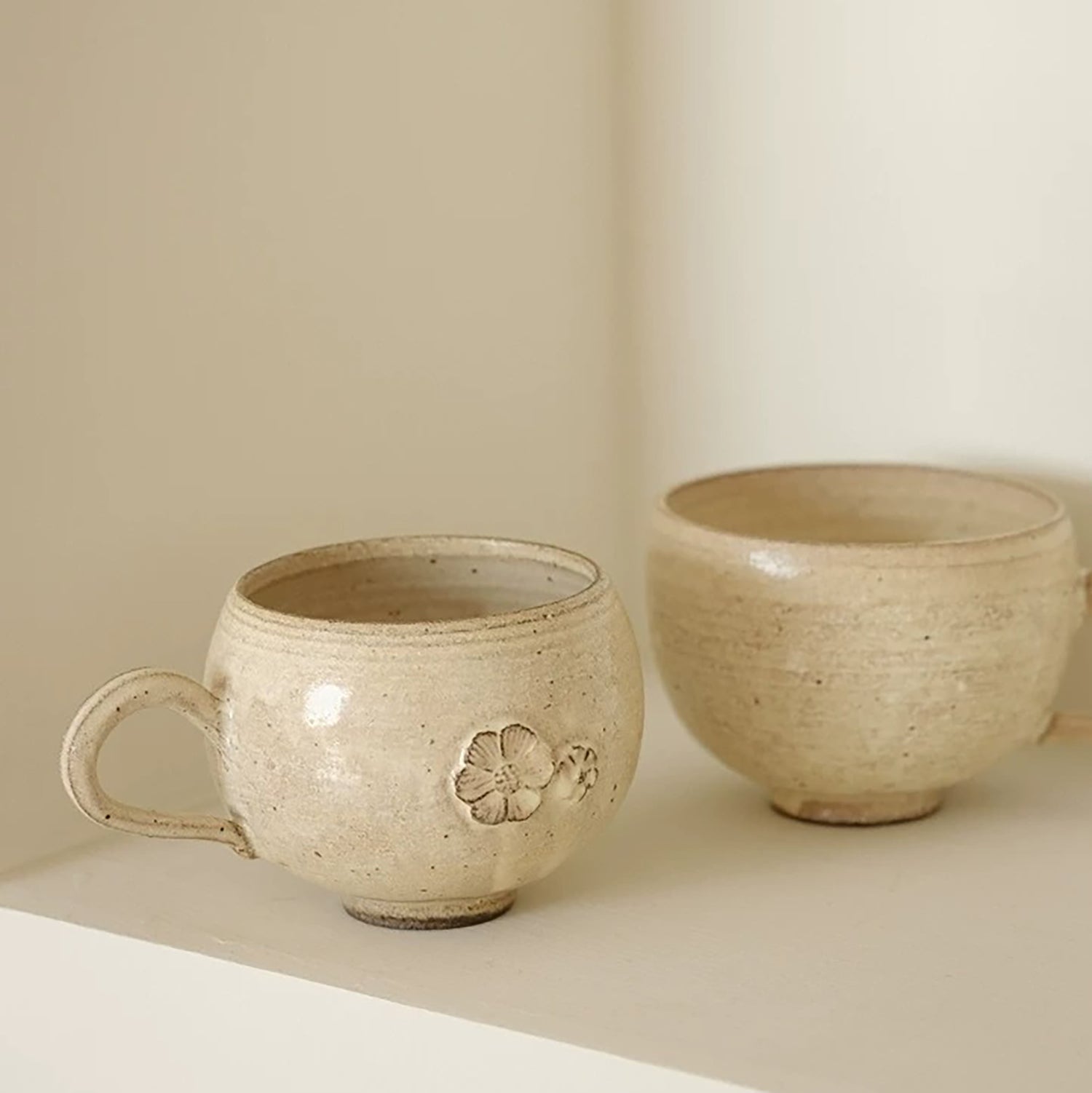 Tasse à café en céramique Kohiki à fleurs en relief faite main
