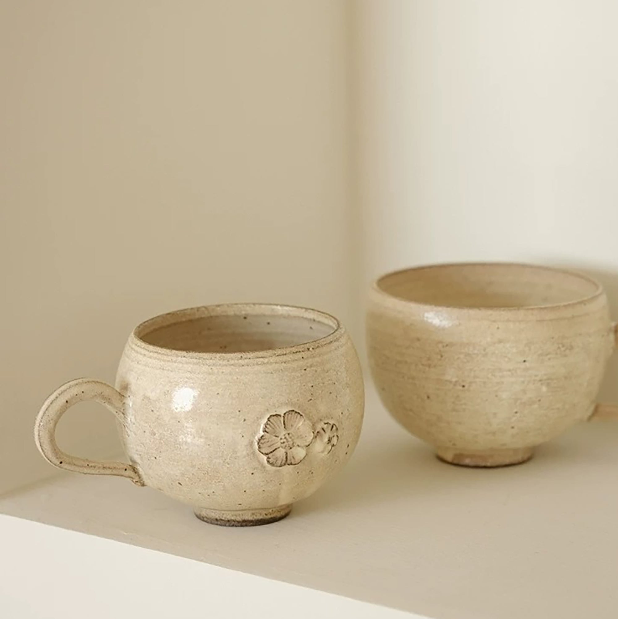 Tasse à café en céramique Kohiki à fleurs en relief faite main