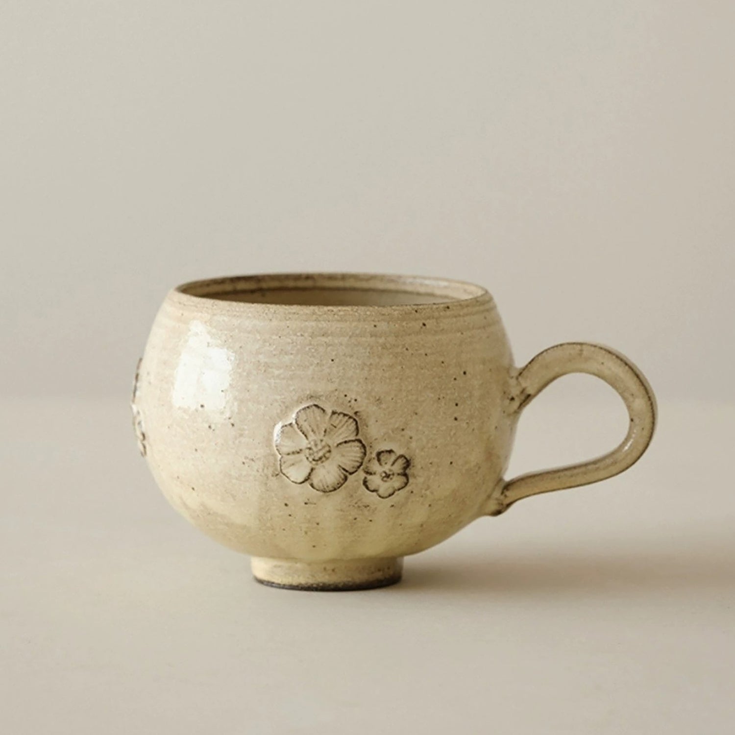 Tasse à café en céramique Kohiki à fleurs en relief faite main