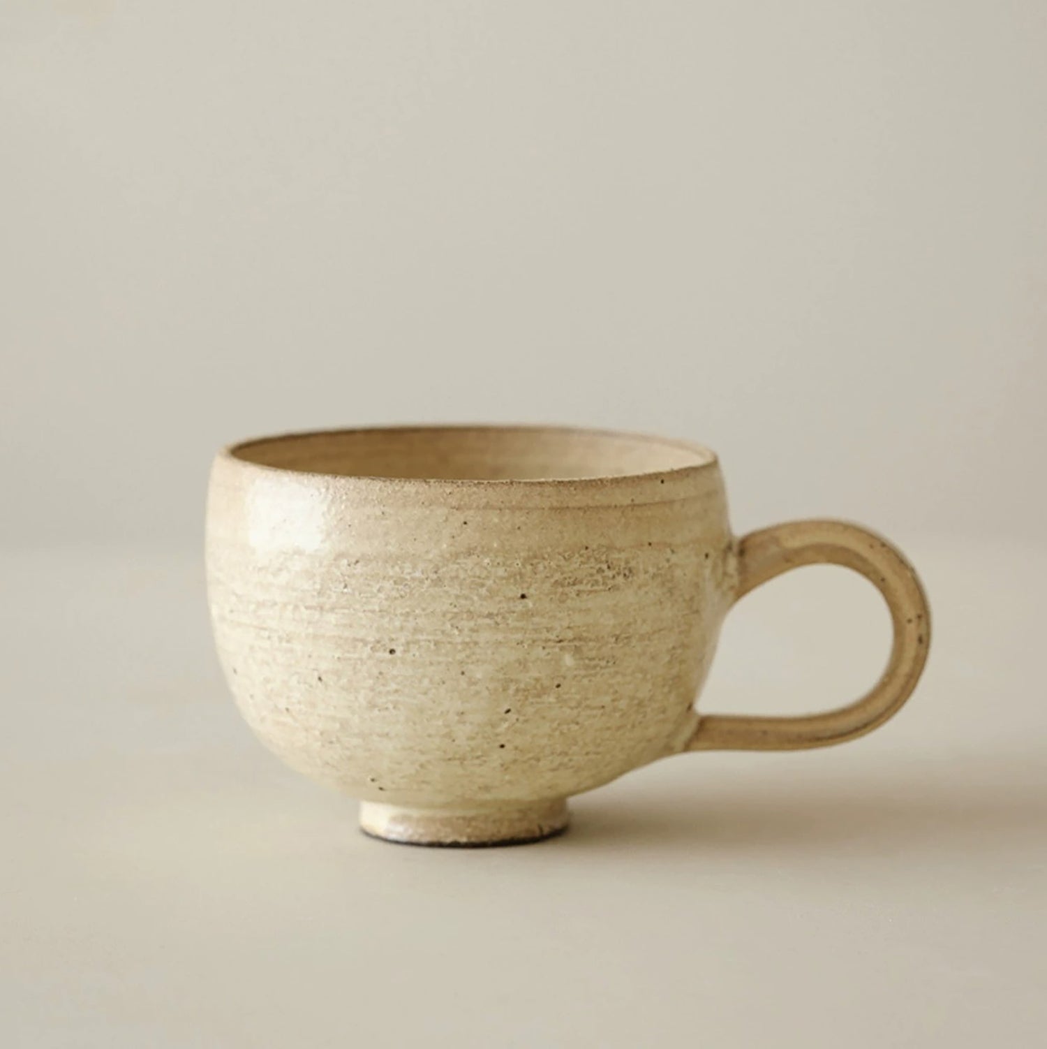 Tasse à café en céramique Kohiki à fleurs en relief faite main
