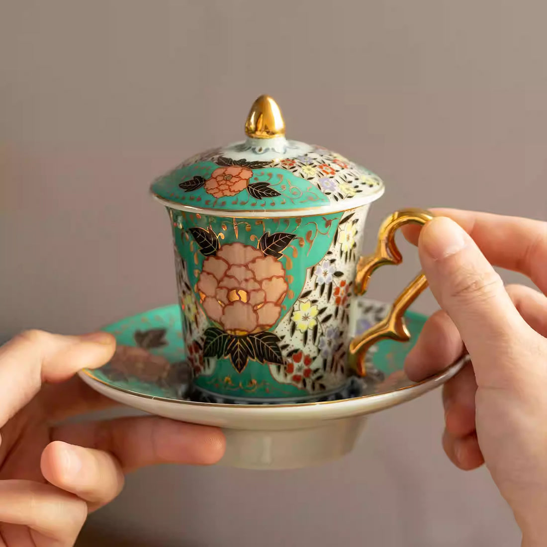 Tasse Aritayaki style Rinkuro décor Nishiki doré peint à la main