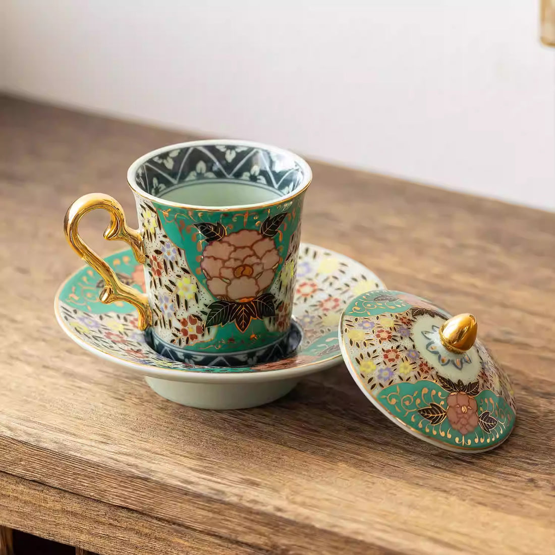 Tasse Aritayaki style Rinkuro décor Nishiki doré peint à la main