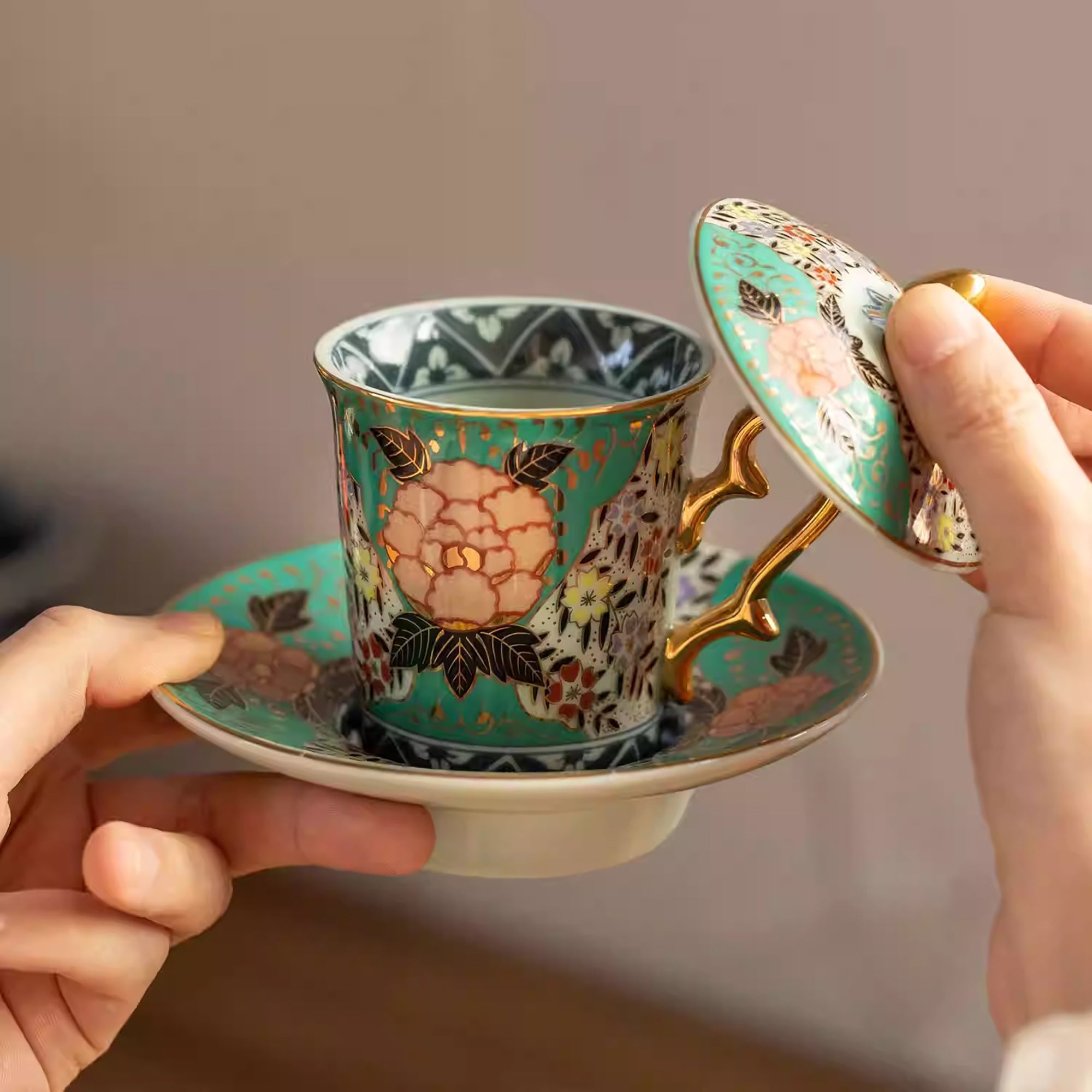 Tasse Aritayaki style Rinkuro décor Nishiki doré peint à la main
