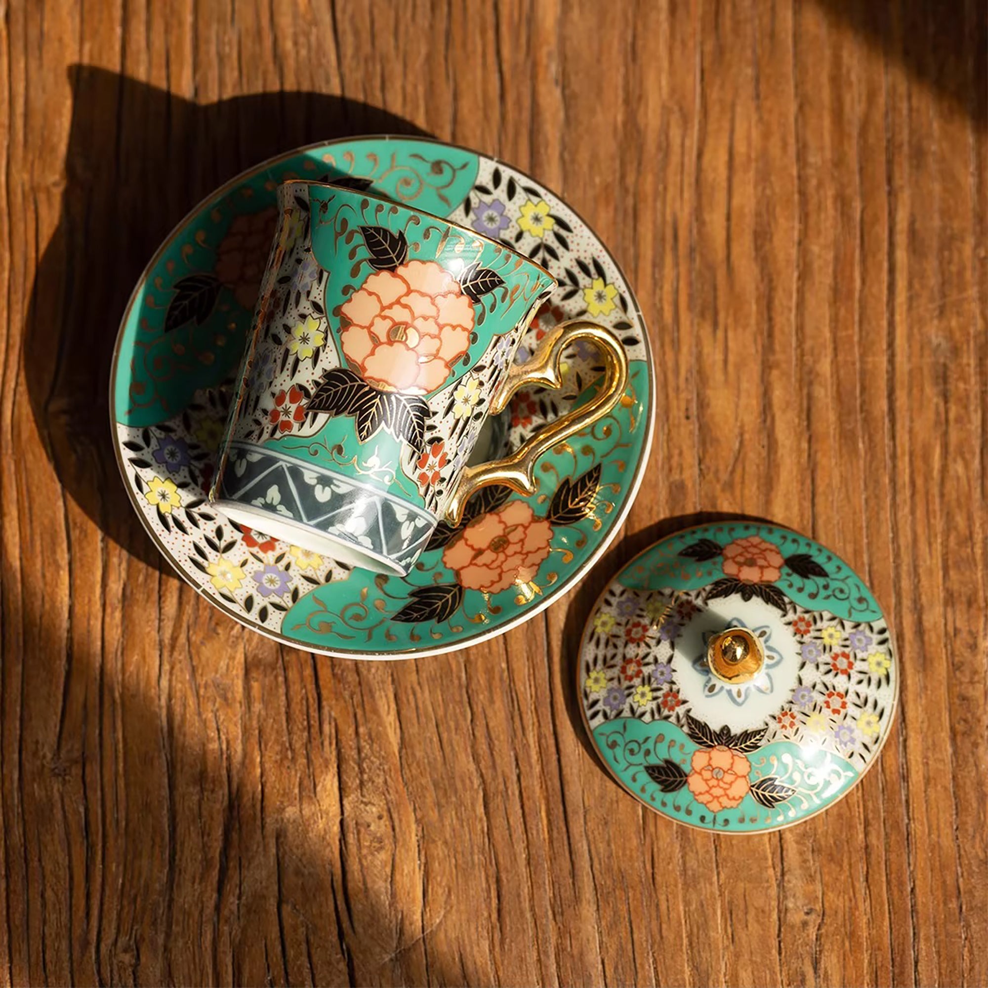 Tasse Aritayaki style Rinkuro décor Nishiki doré peint à la main