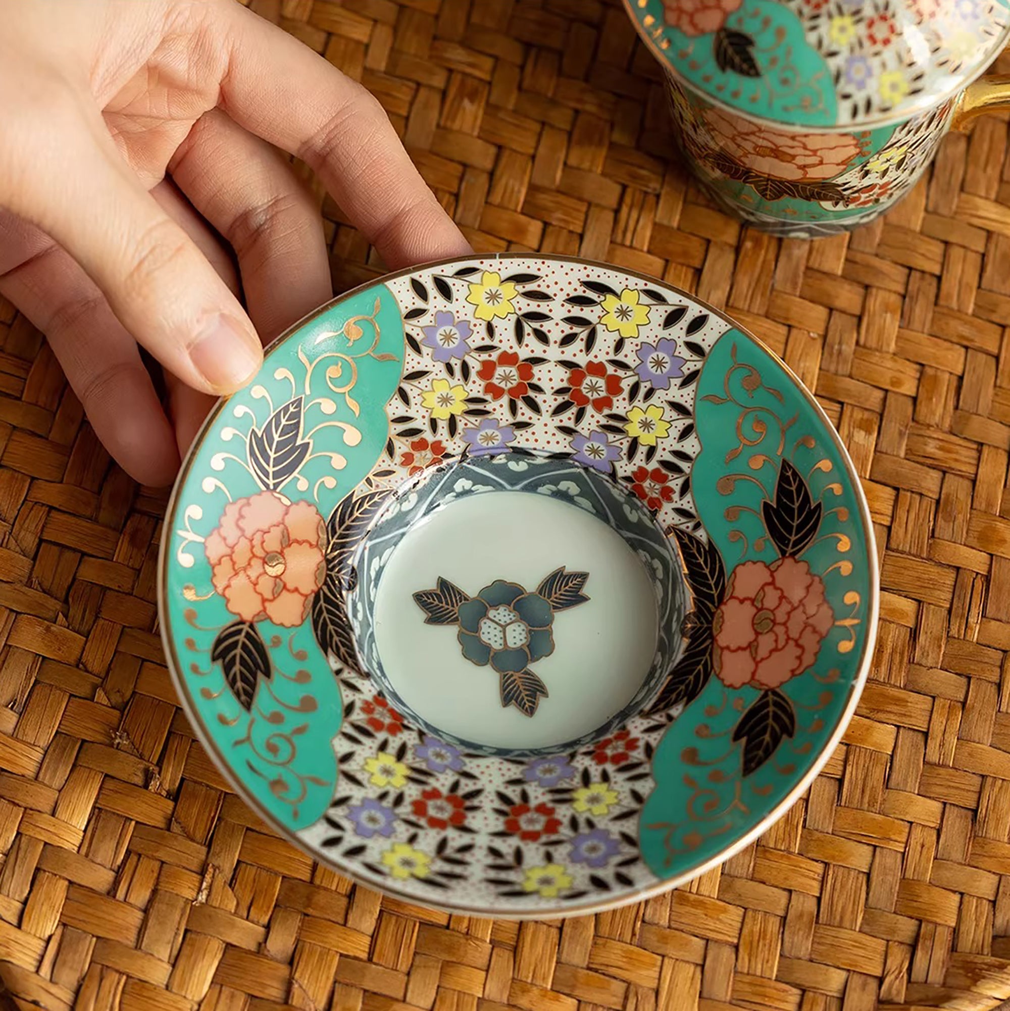 Tasse Aritayaki style Rinkuro décor Nishiki doré peint à la main