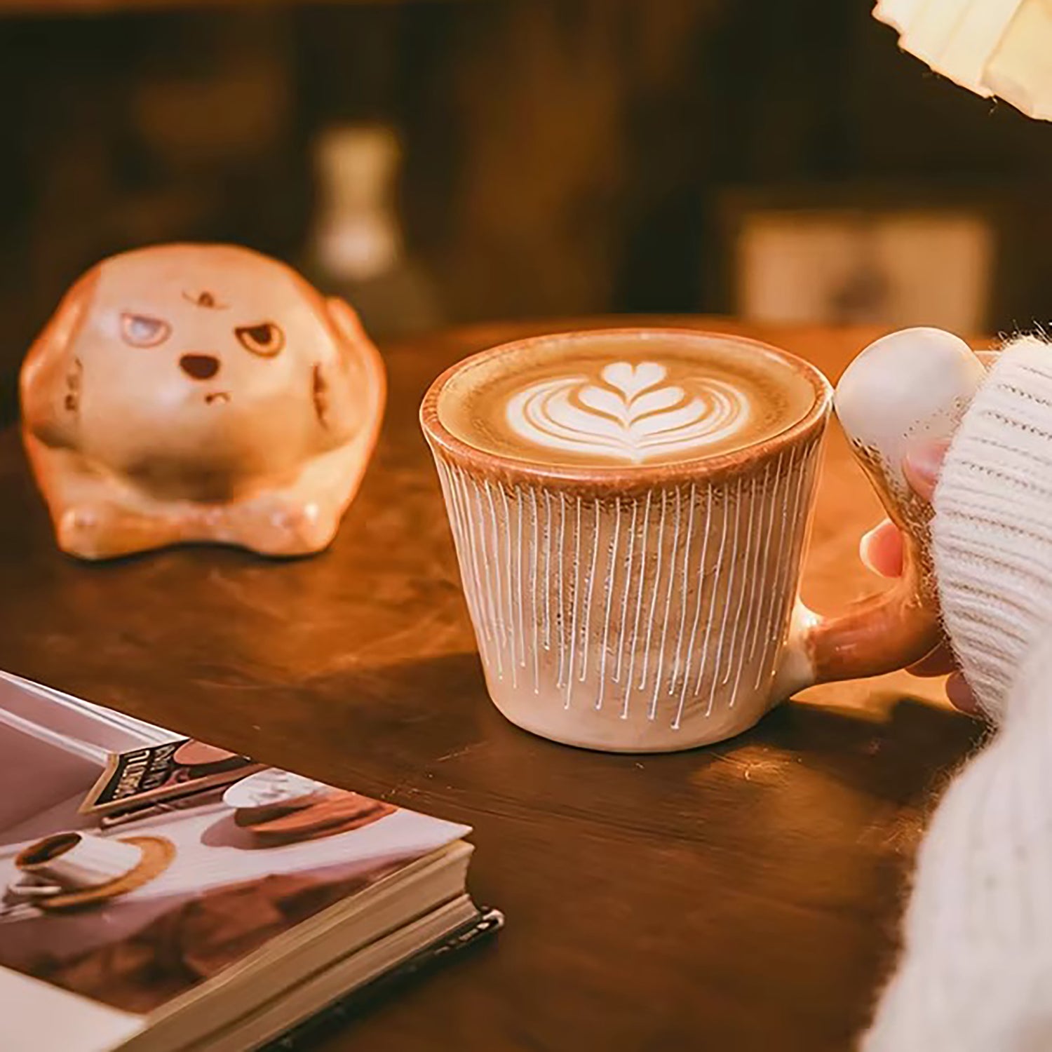 Tasse café en céramique artisanale avec motif chat et chien 