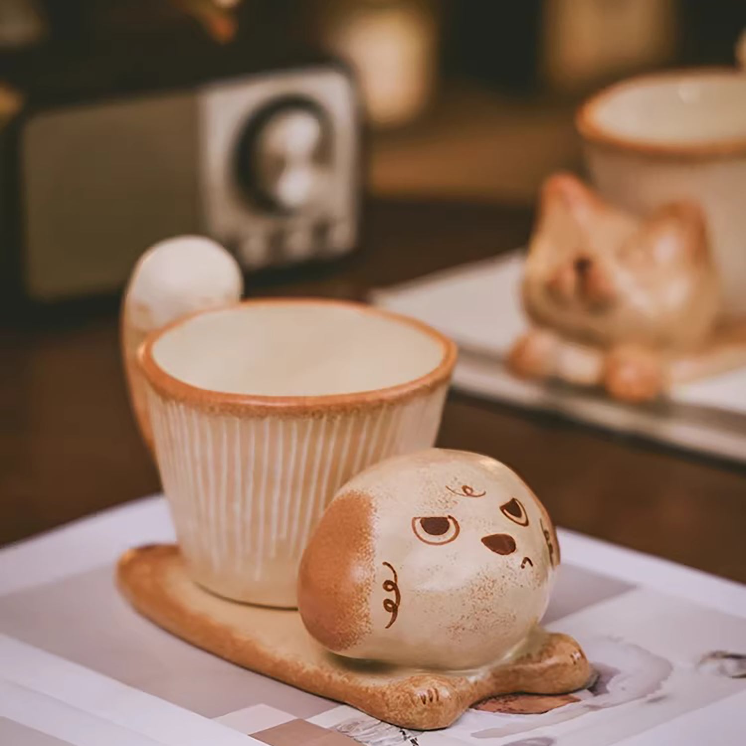 Tasse café en céramique artisanale avec motif chat et chien 
