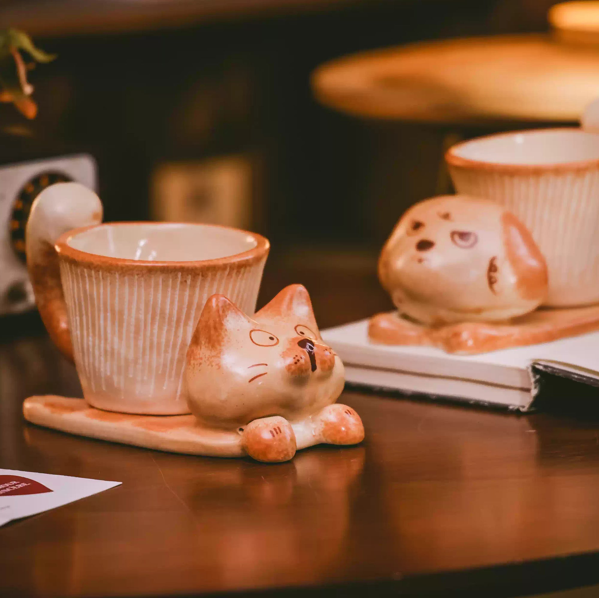 Tasse café en céramique artisanale avec motif chat et chien 