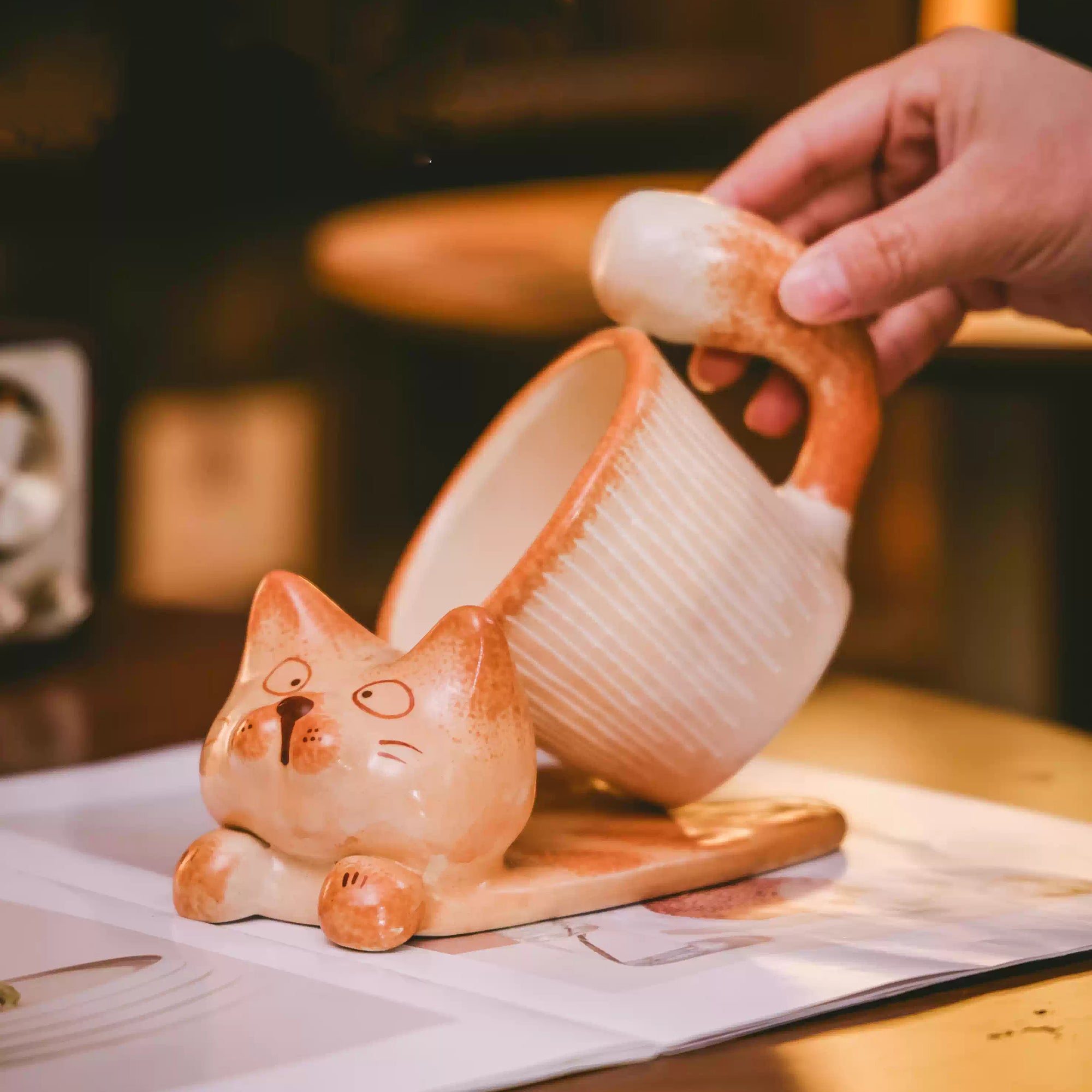 Tasse café en céramique artisanale avec motif chat et chien 