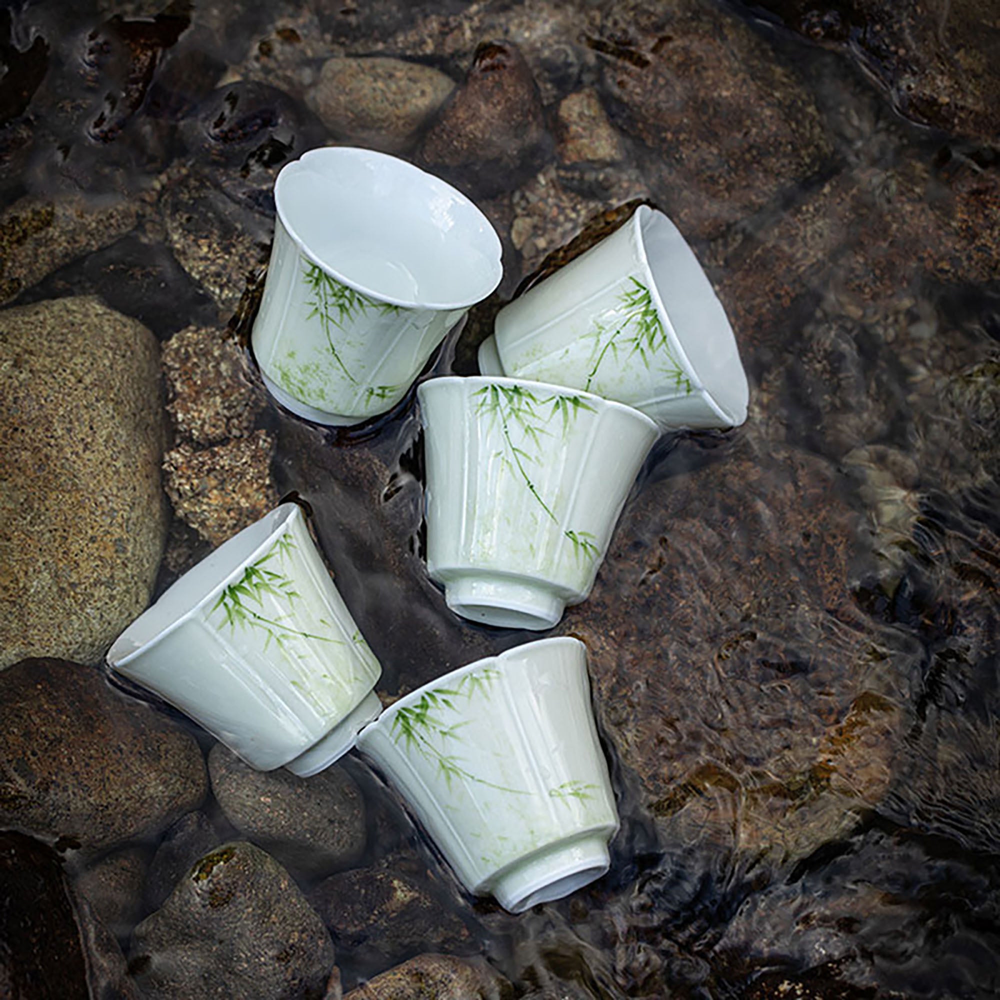 Tasse du thé en porcelaine avec design bambou