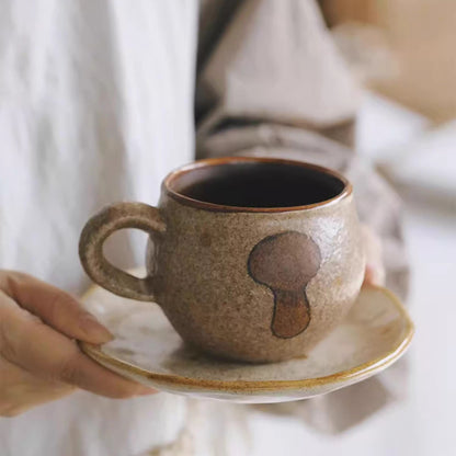 Tasse à café artisanale avec motif champignon