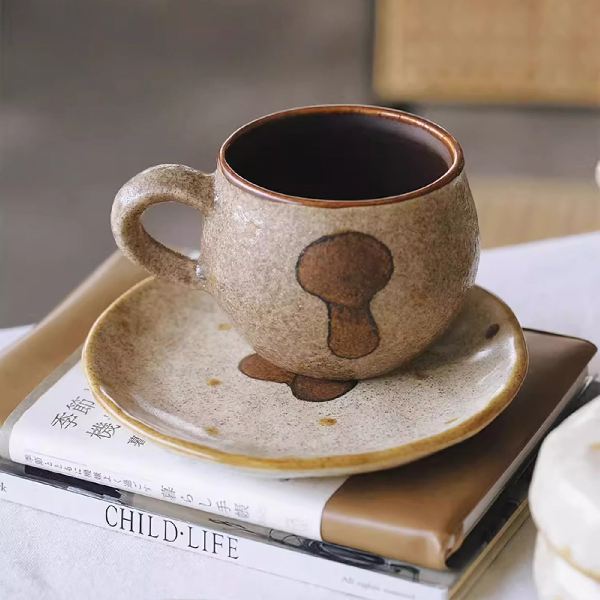 Tasse à café artisanale avec motif champignon
