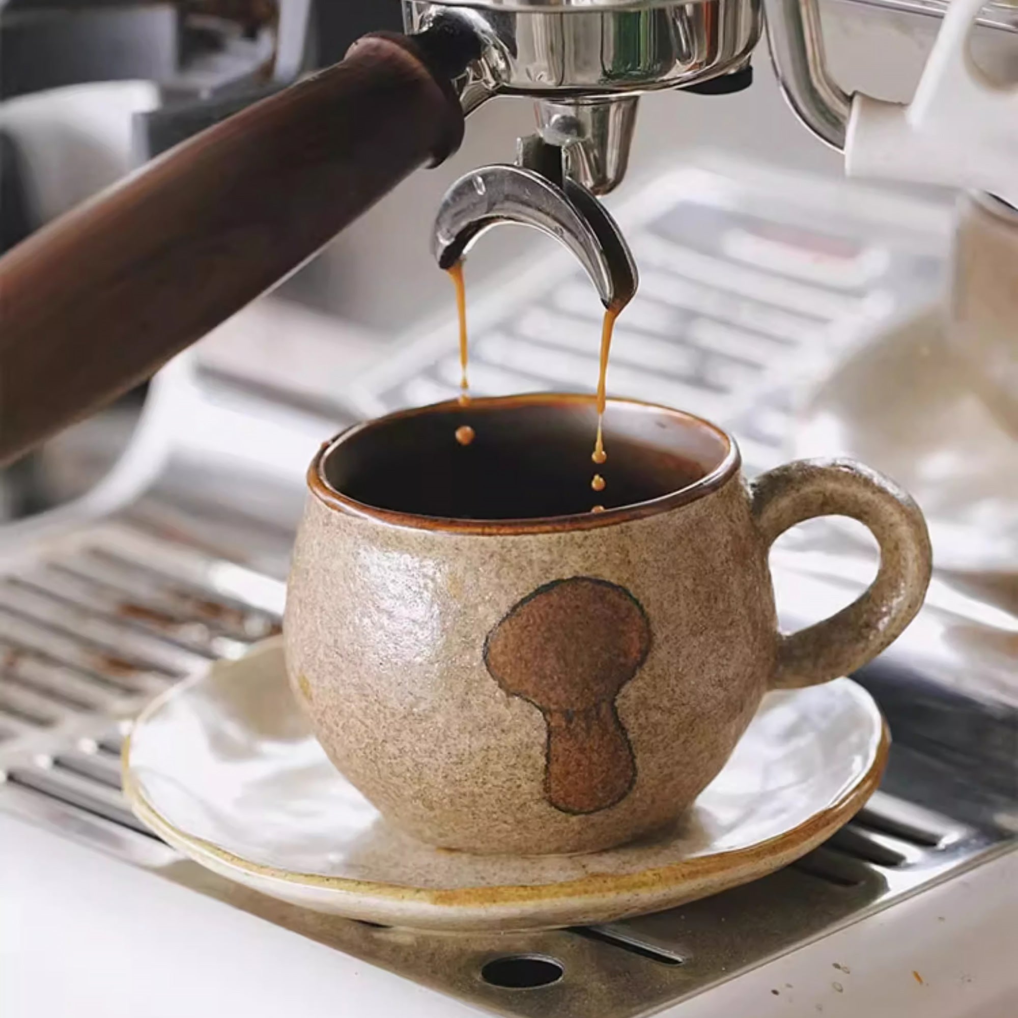 Tasse à café artisanale avec motif champignon
