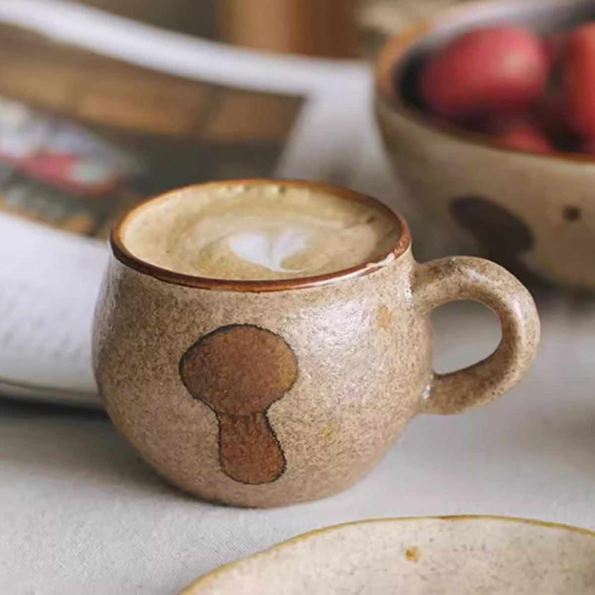 Handgemachte Kaffeetasse mit Pilzmotiv – MinoCraft