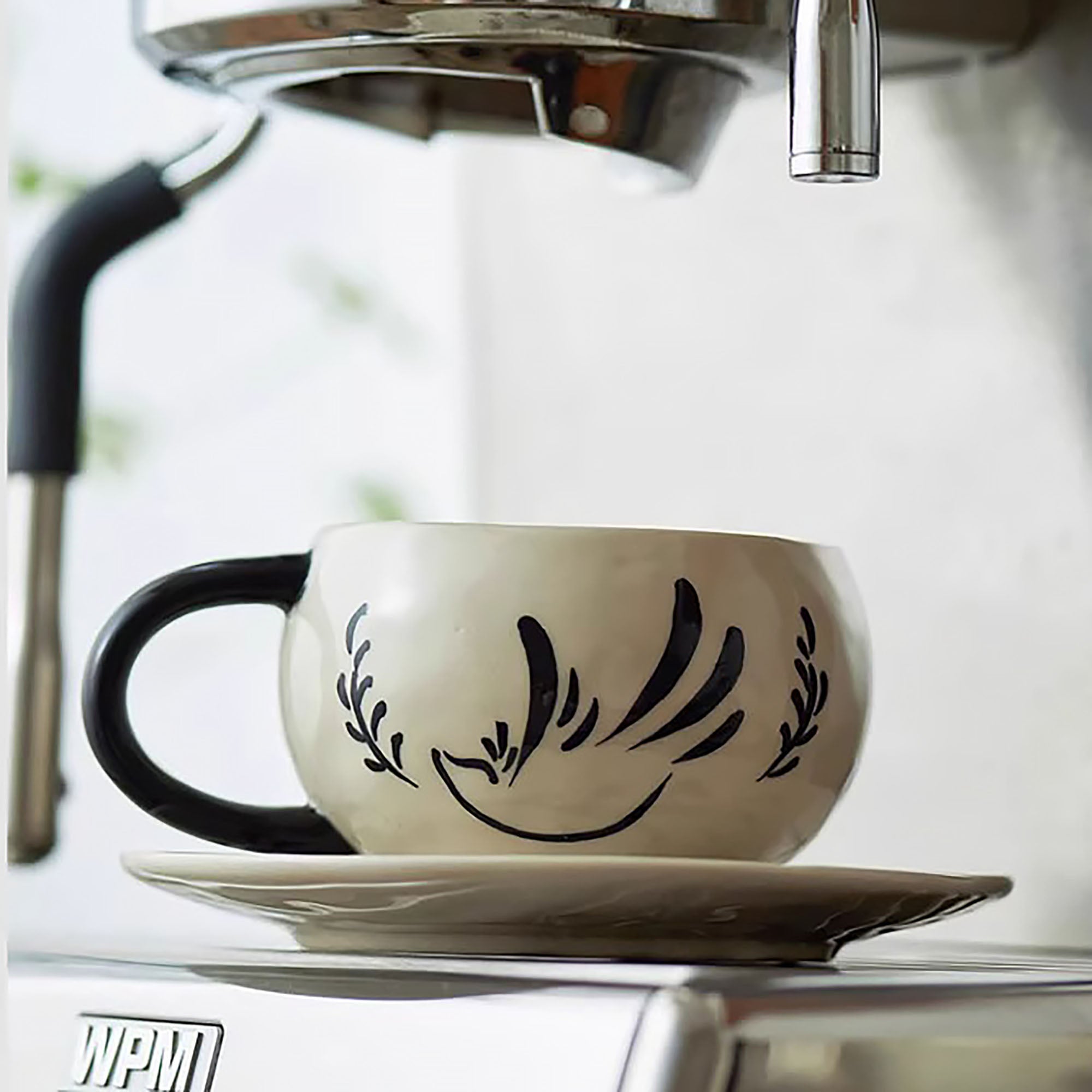 Tasse à café en céramique avec soucoupe