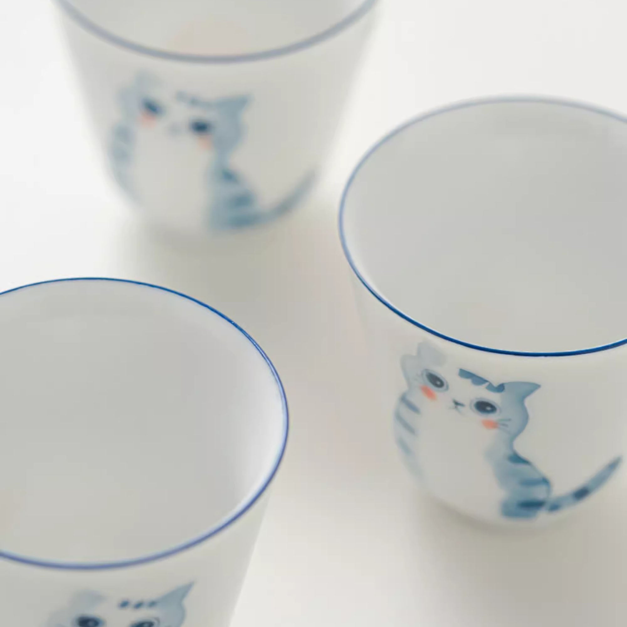 Tasses en porcelaine blanche avec motif de chat mignon