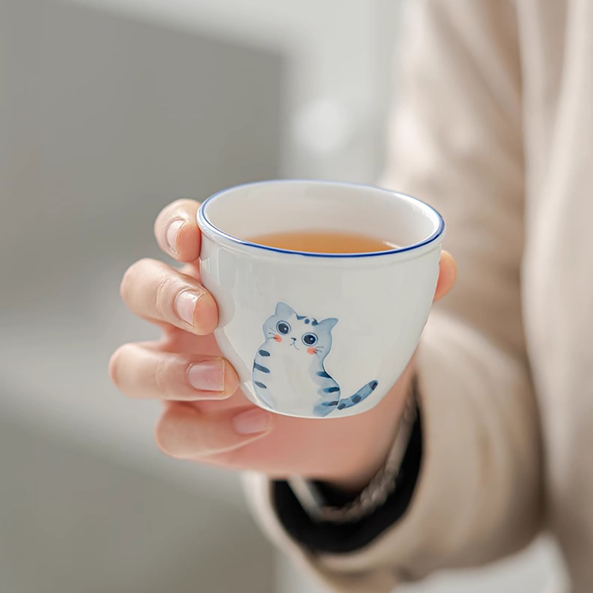 Tasses en porcelaine blanche avec motif de chat mignon