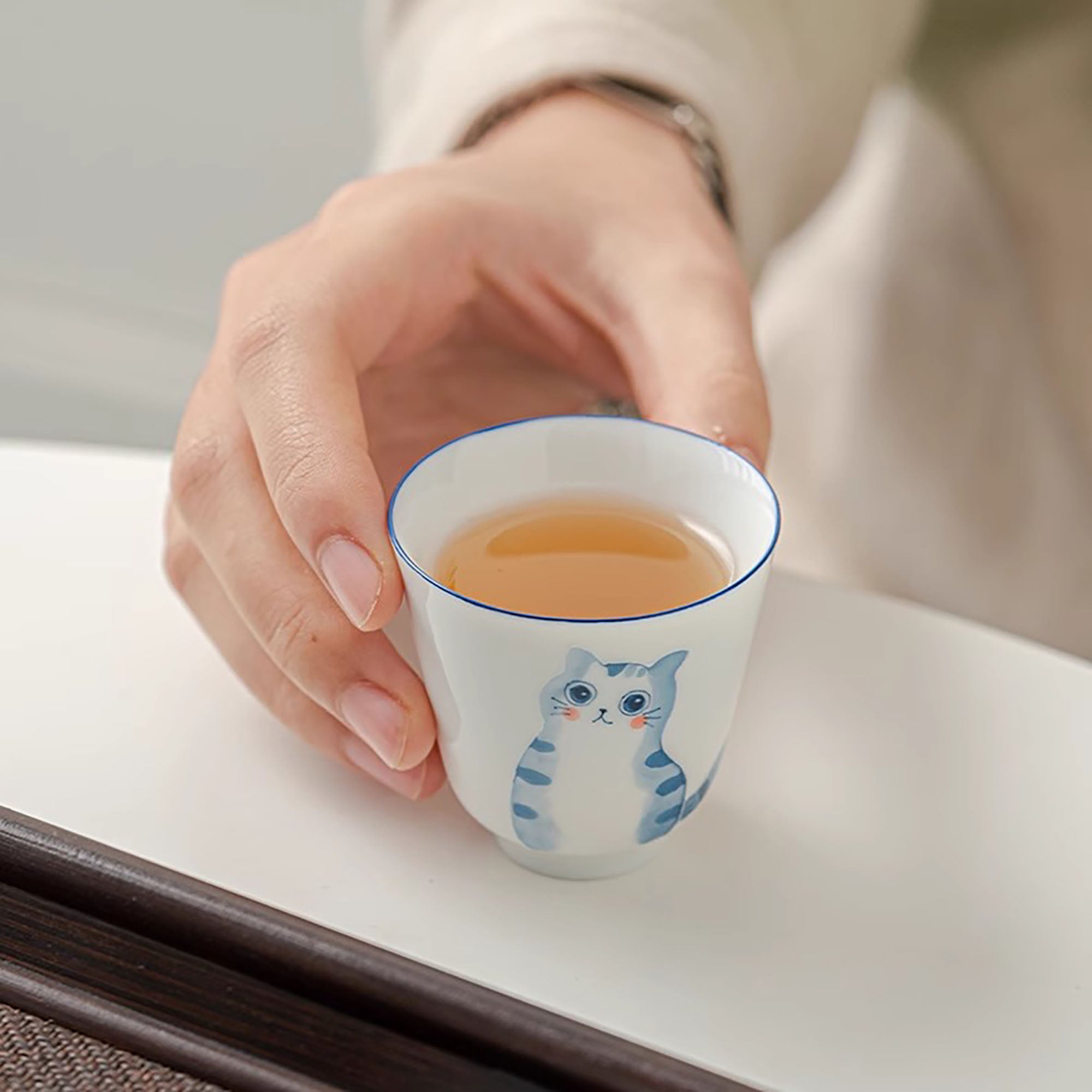 Tasses en porcelaine blanche avec motif de chat mignon