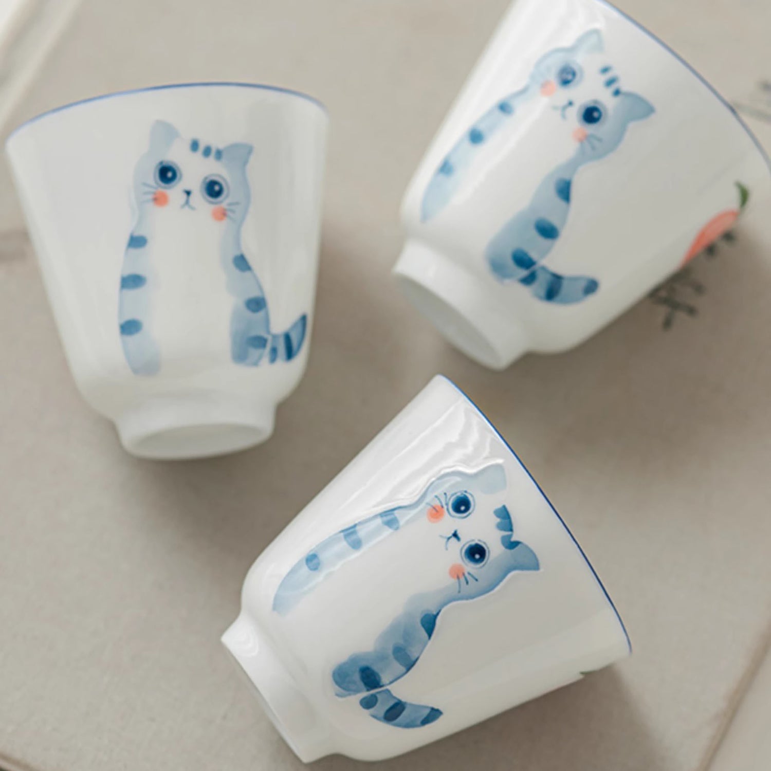 Tasses en porcelaine blanche avec motif de chat mignon