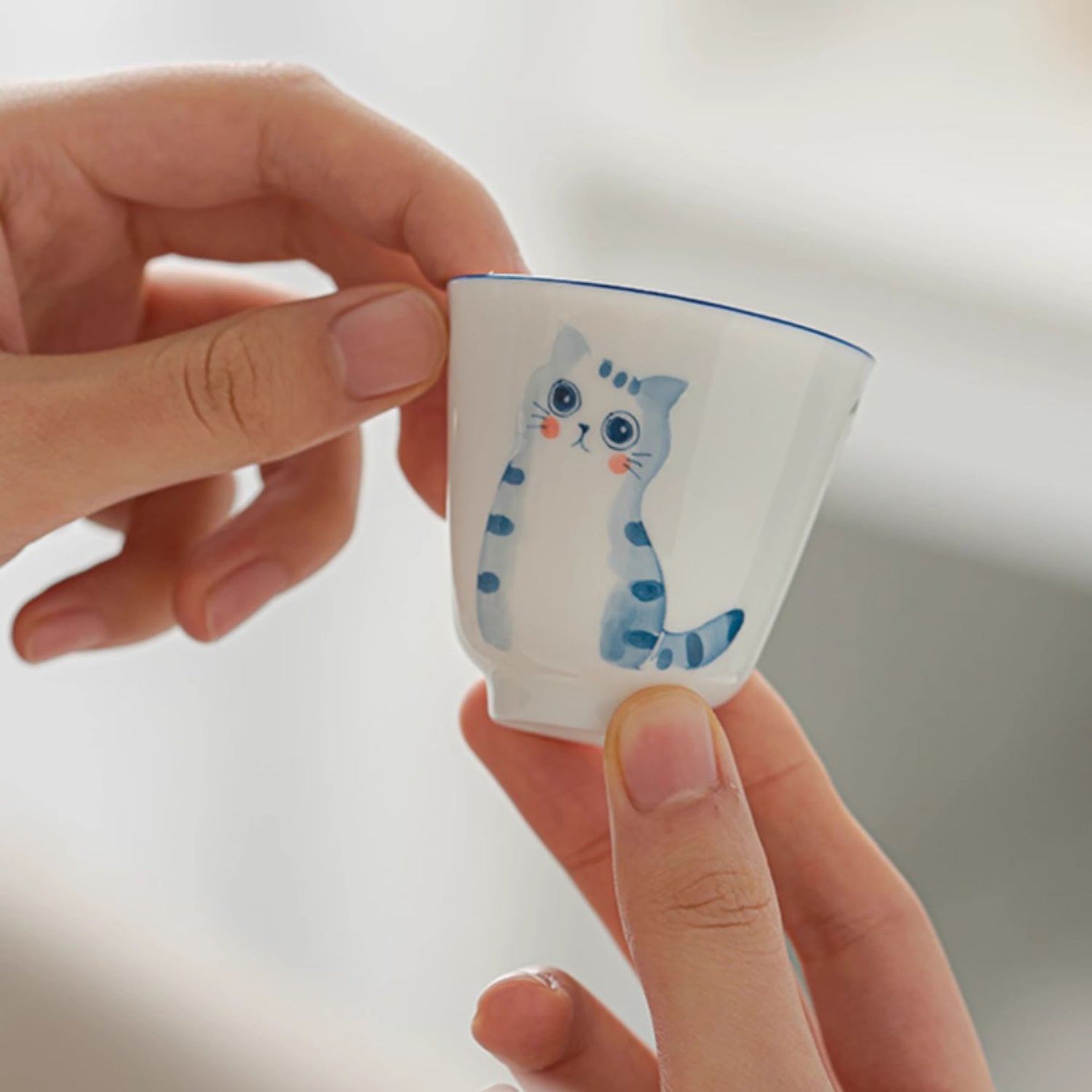 Tasses en porcelaine blanche avec motif de chat mignon