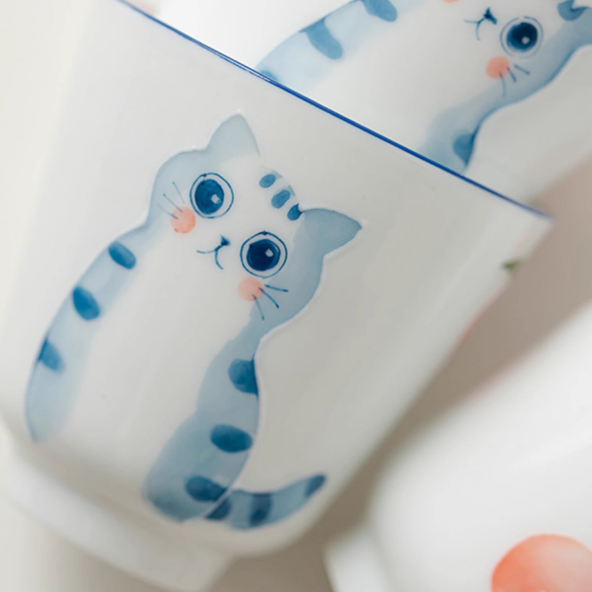 Tasses en porcelaine blanche avec motif de chat mignon