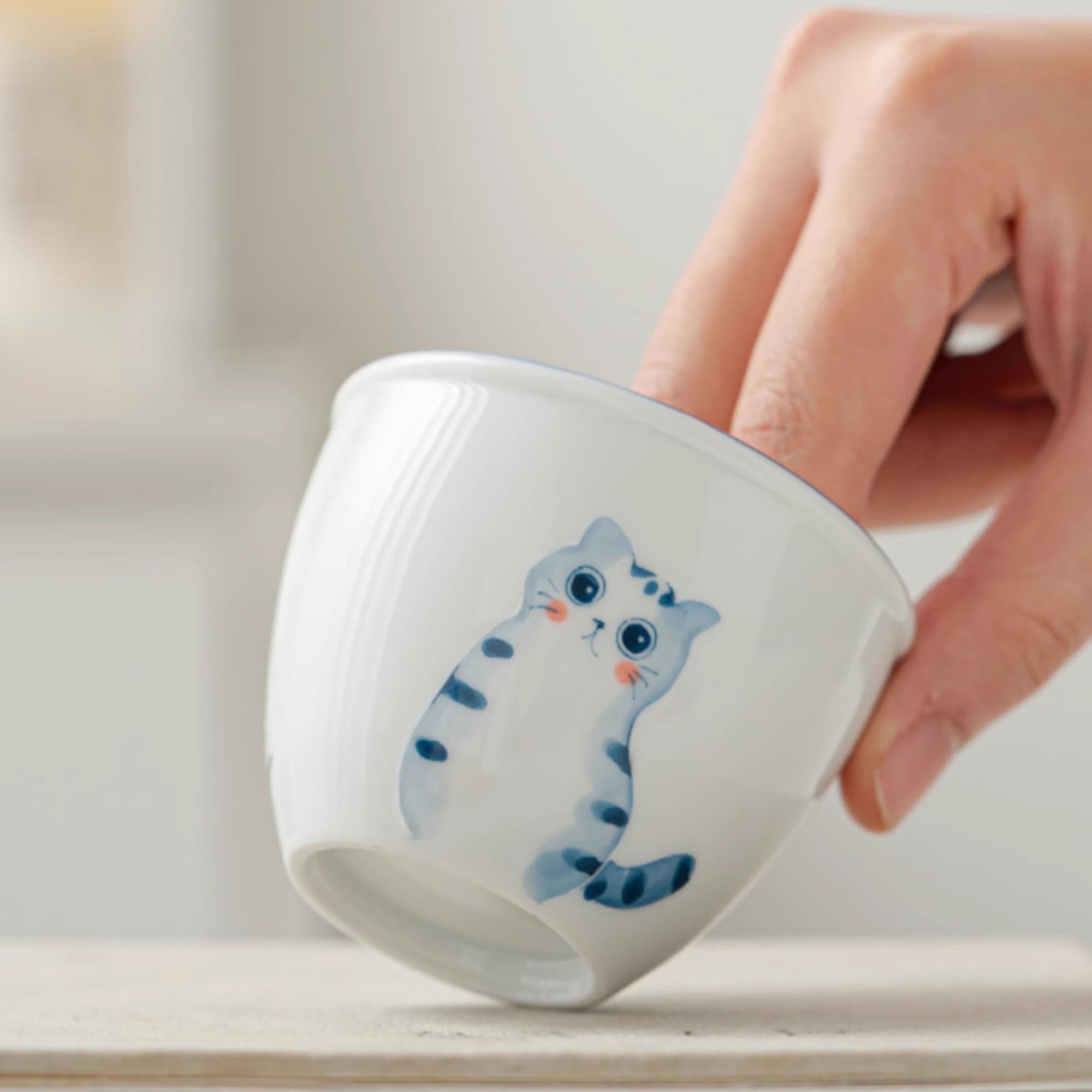 Tasses en porcelaine blanche avec motif de chat mignon